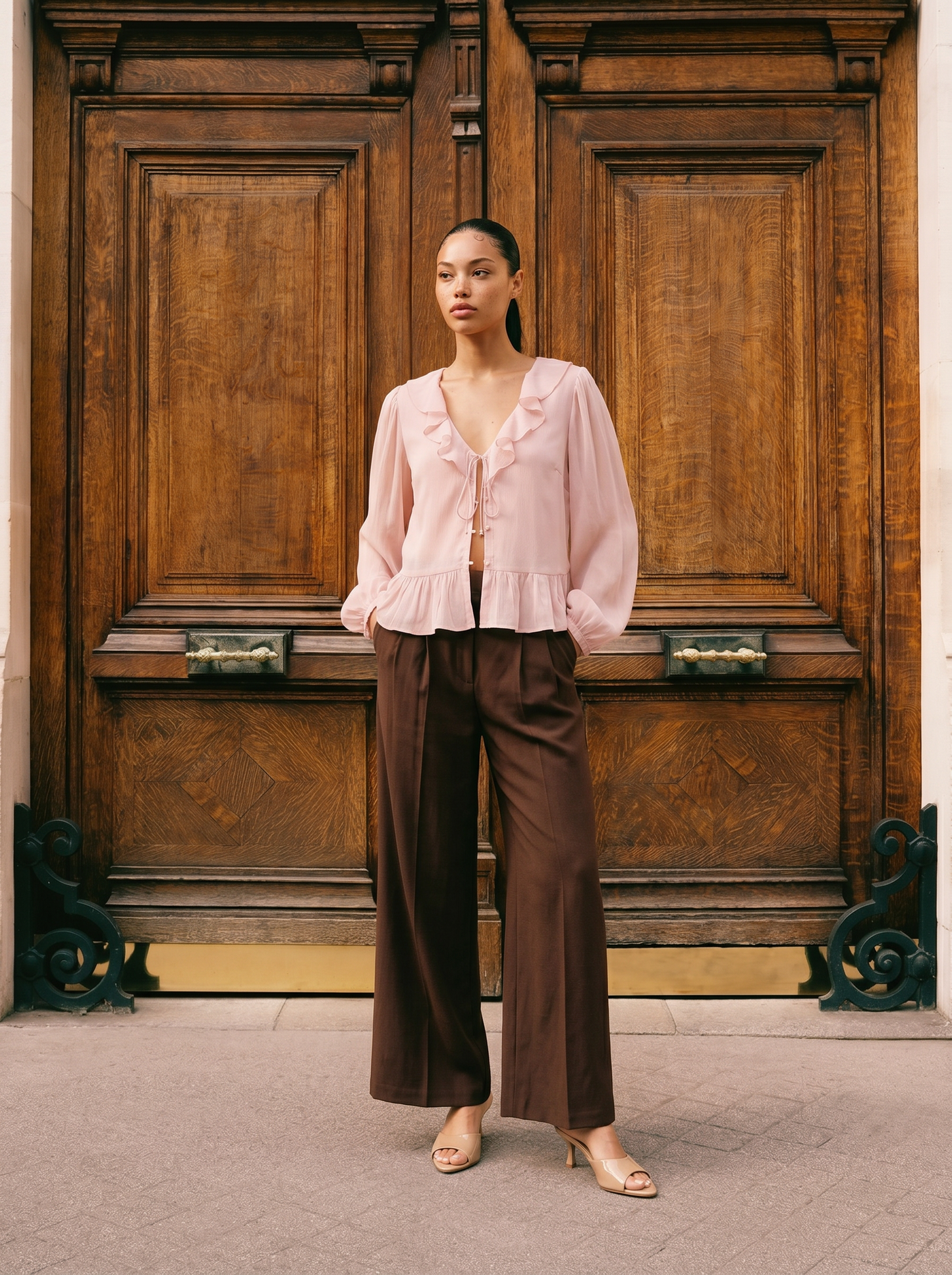 Camicia con scollo a V e volant - Rosa polvere