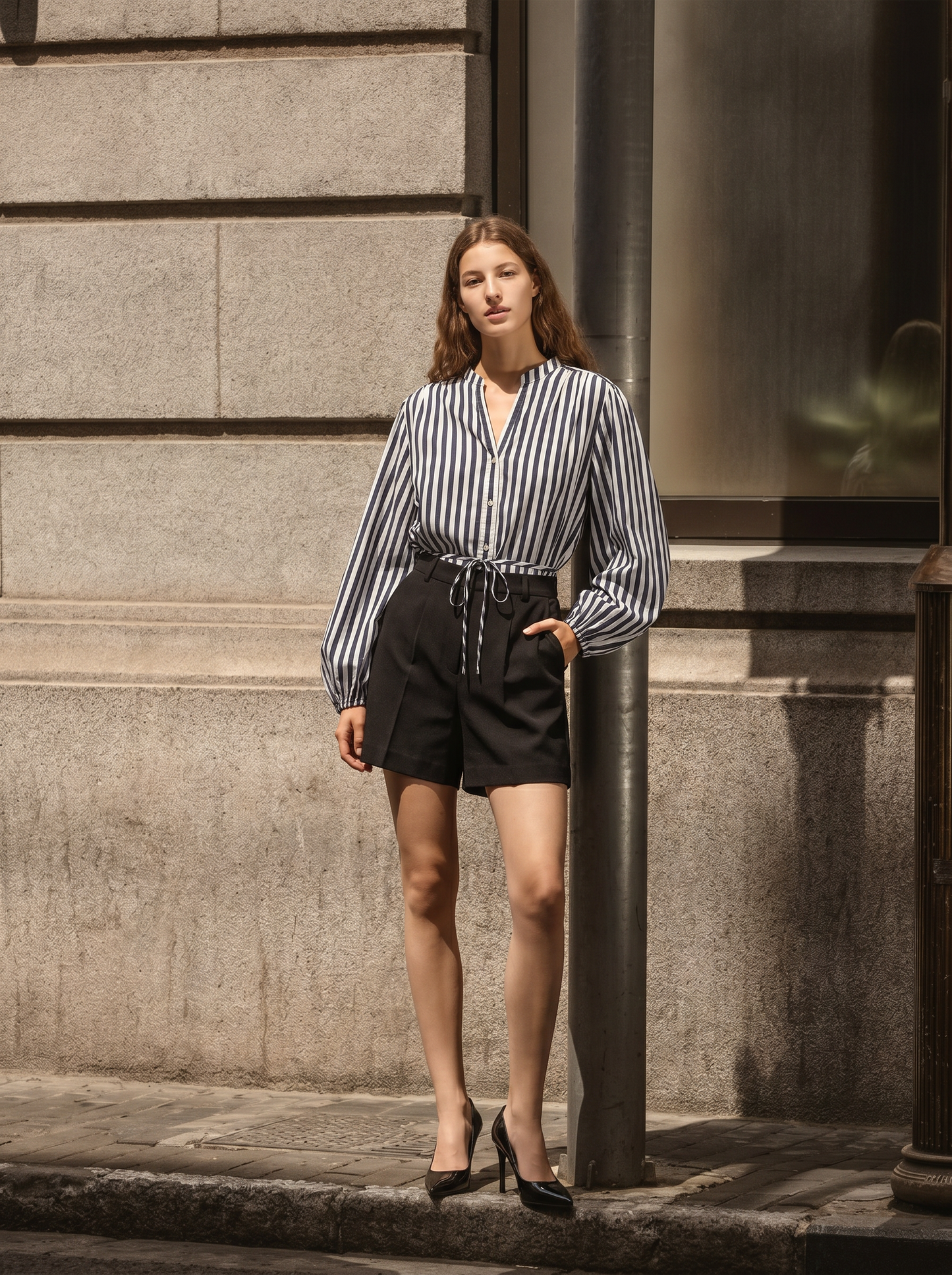 Short high-waisted skirt with hook closure - Black