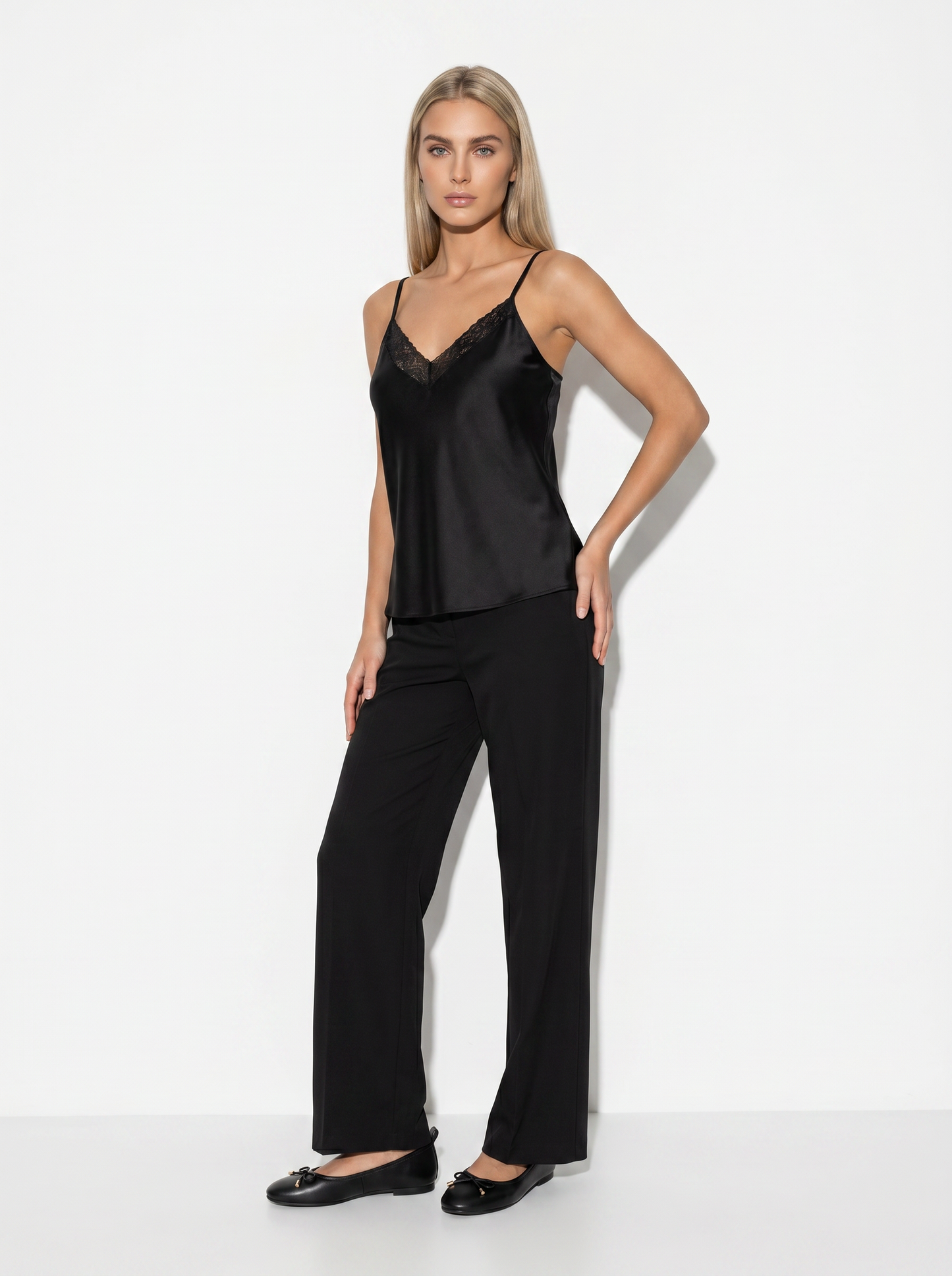 Top con bretelle regolabili e pizzo - Nero