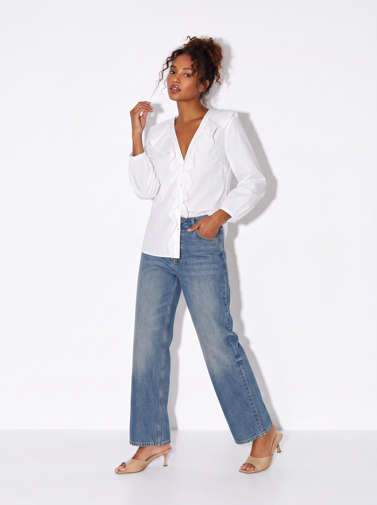 Camicia con scollo a V e volant eleganti - Bianco