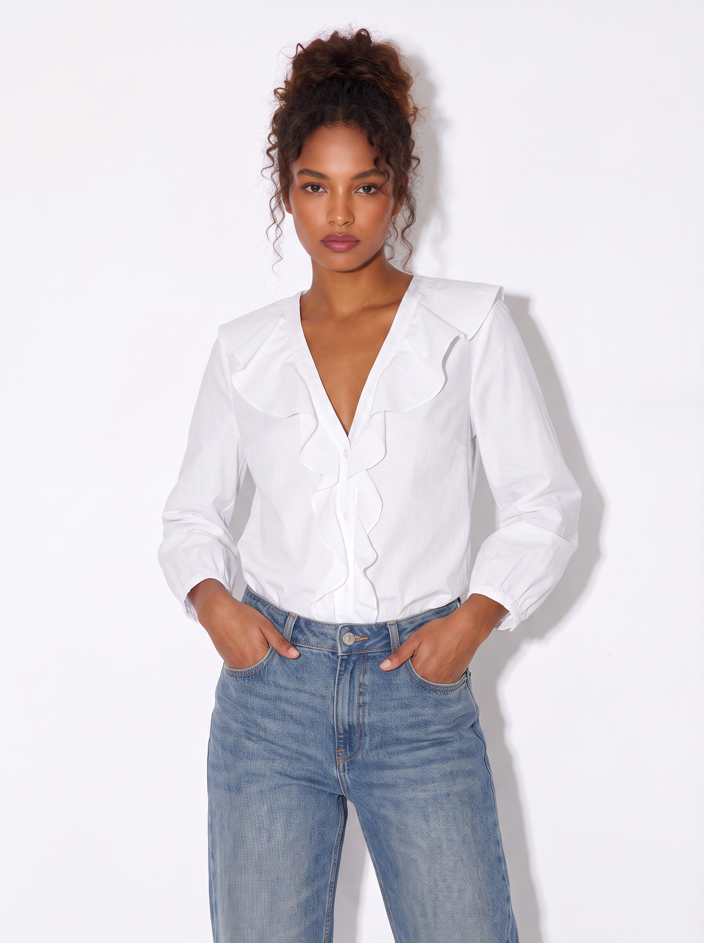 Camicia con scollo a V e volant eleganti - Bianco