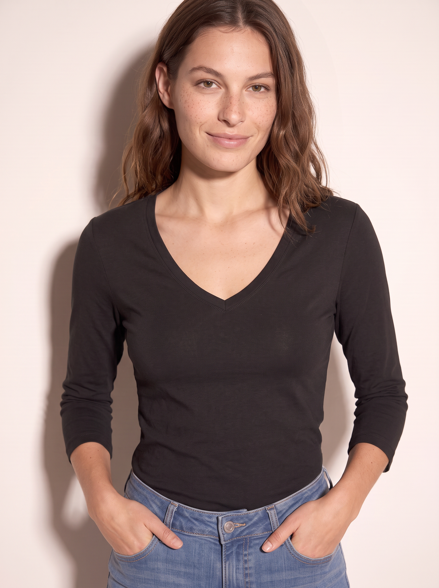 T-shirt a costine con scollo a V - Nero