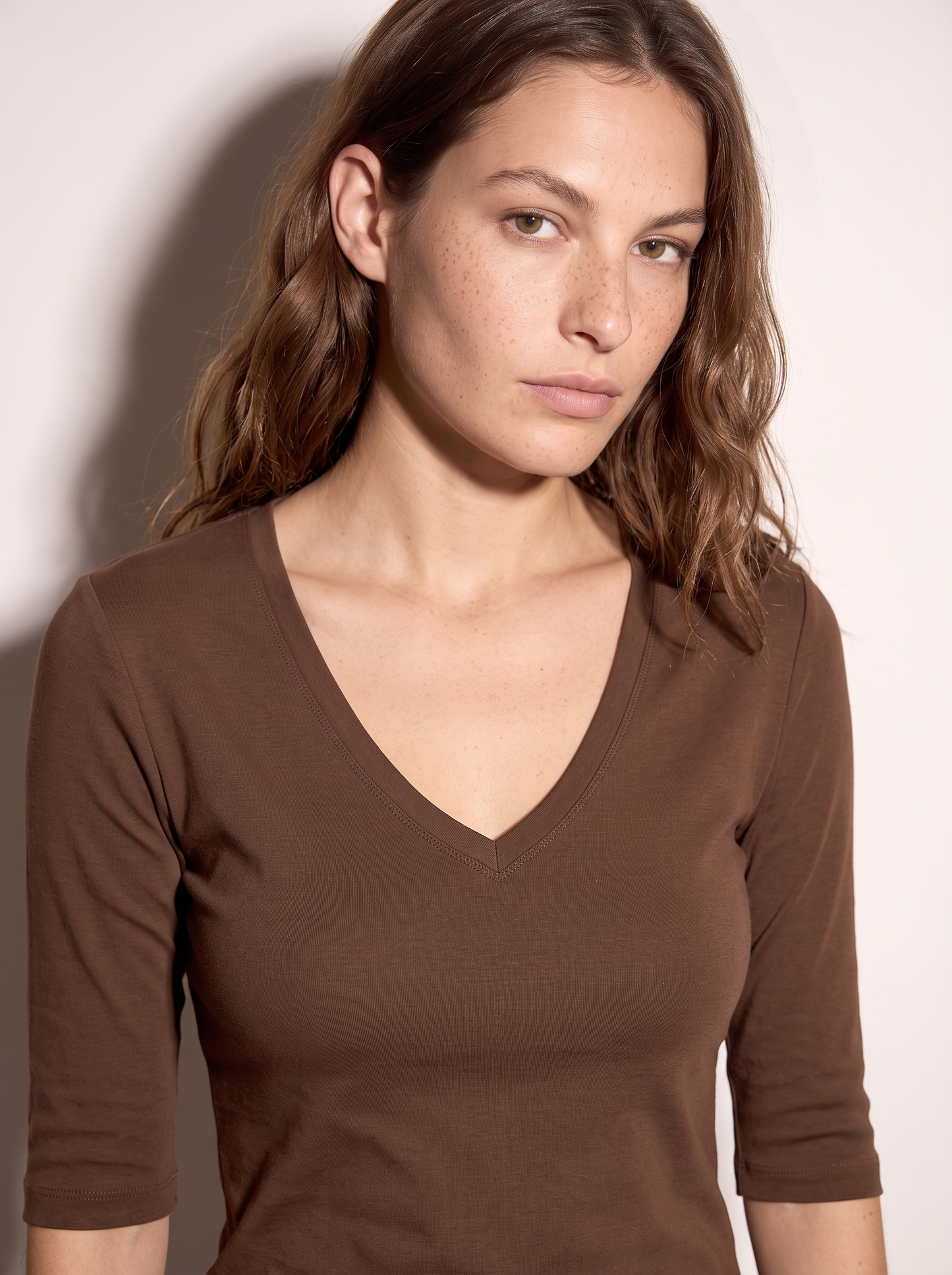 T-shirt a costine con scollo a V - Marrone cioccolato