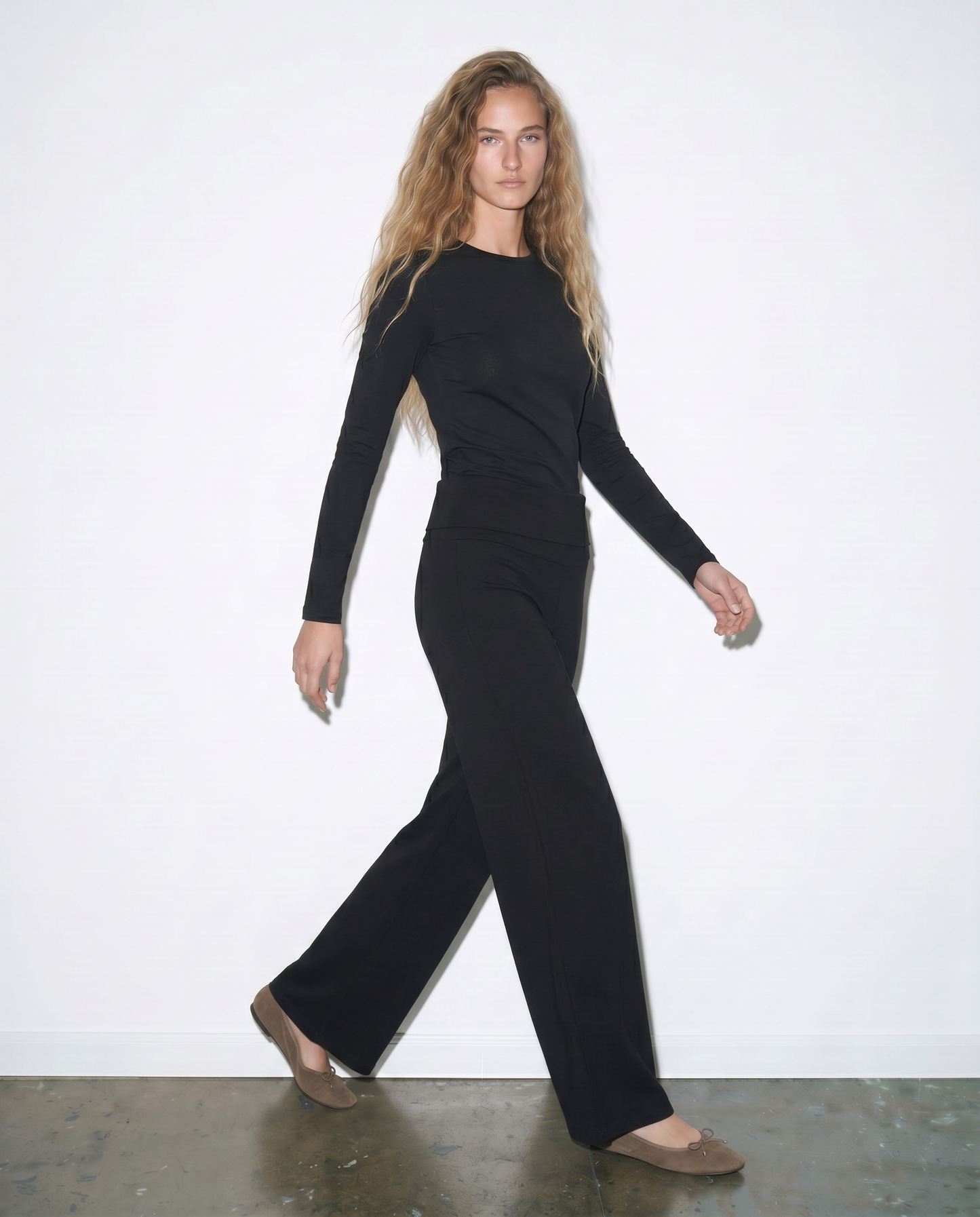 Bell-bottomed trousers with rolled hem - Black