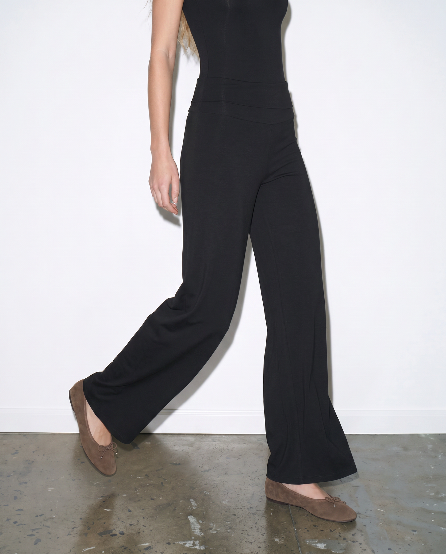 Bell-bottomed trousers with rolled hem - Black