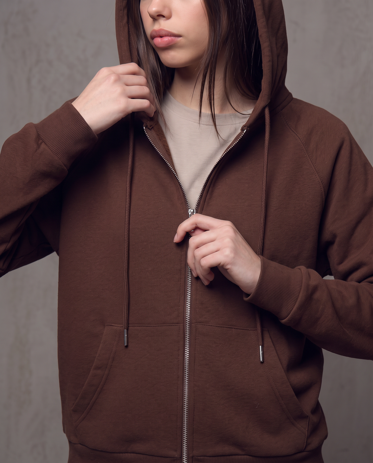 Felpa con cappuccio e zip ampia - Marrone cioccolato