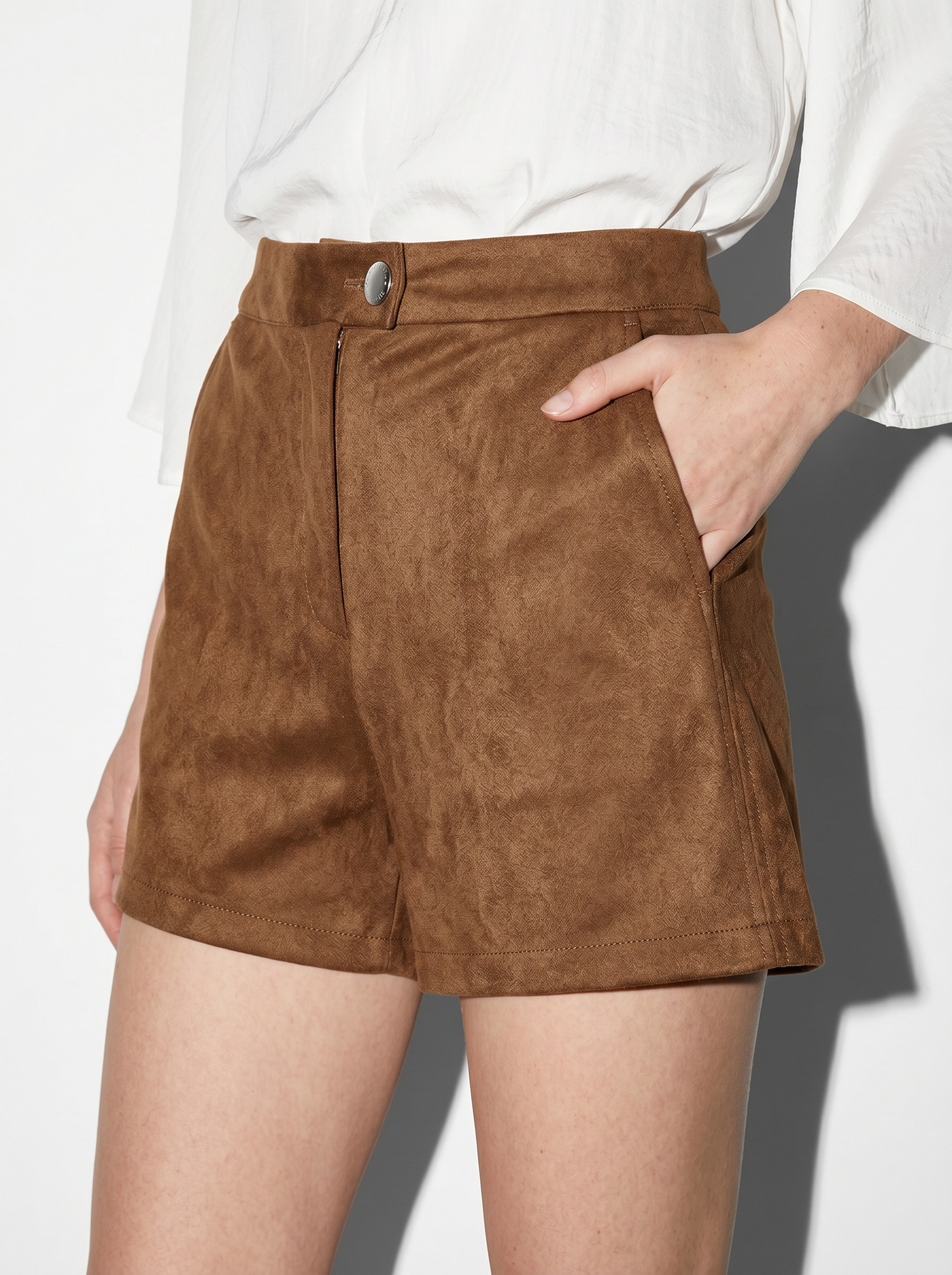 Short in suede with mid-rise waist and button - BROWN