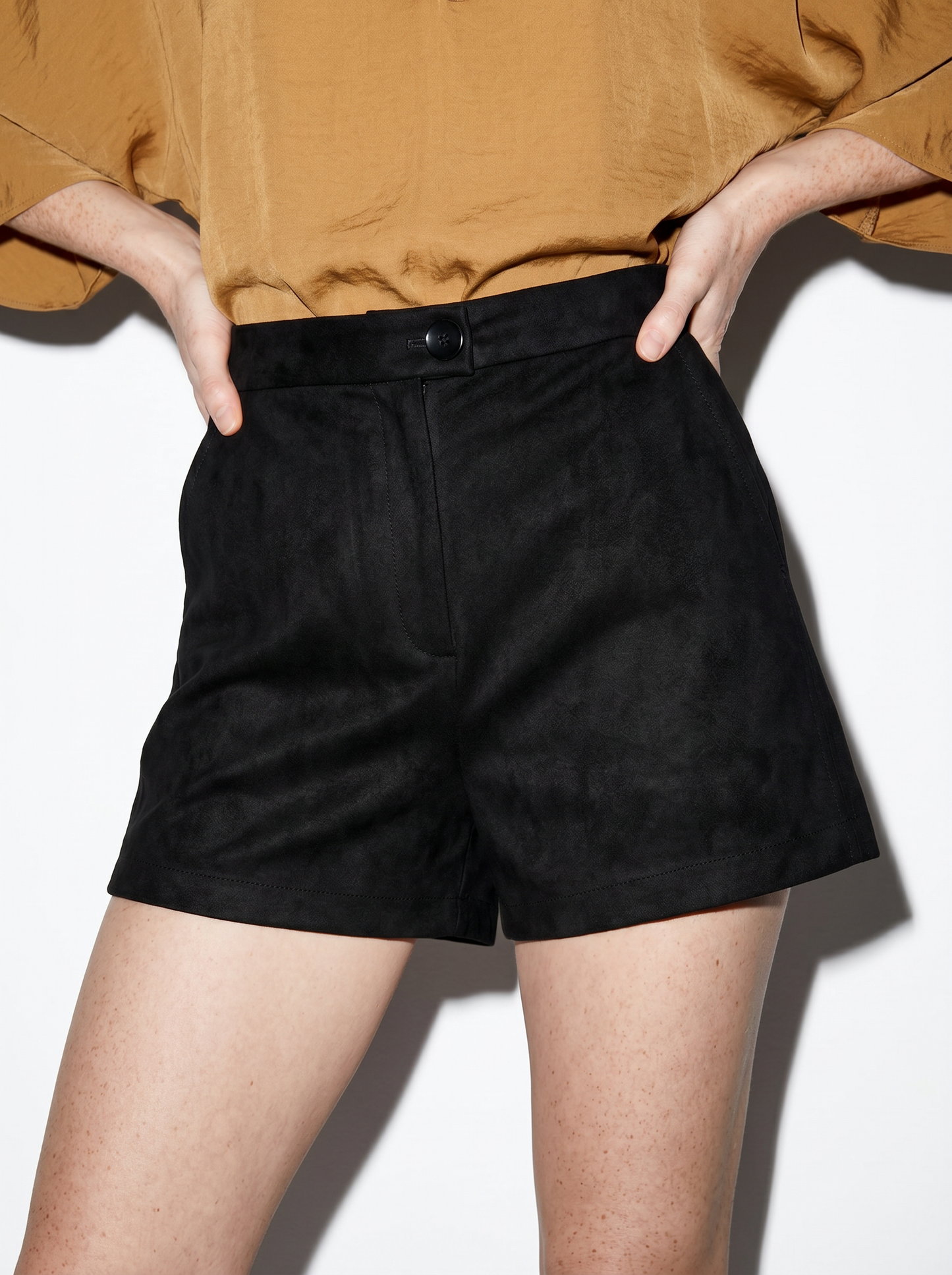 Short in suede with mid-rise waist and button - Black