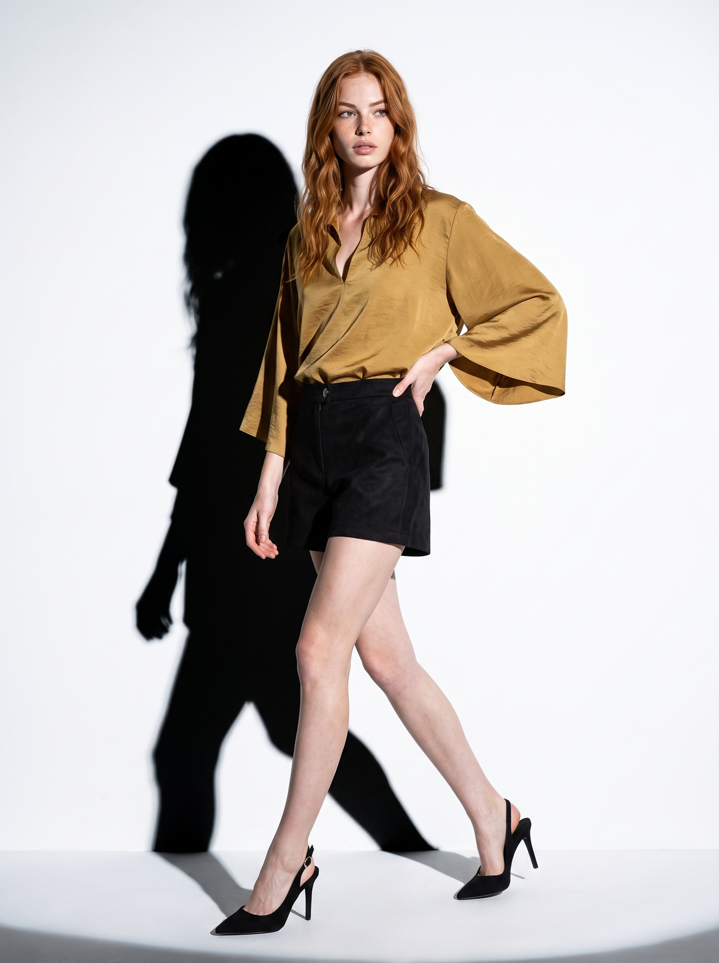 Short in suede with mid-rise waist and button - Black