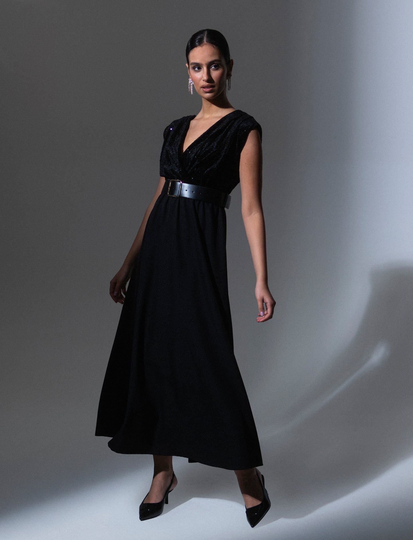 Vestito con doppio tessuto e cintura, paillettes e tessuto unito - Nero