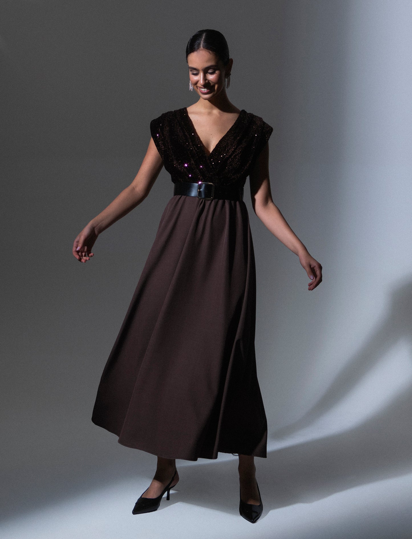 Vestito con doppio tessuto e cintura, paillettes e tessuto unito - Moro