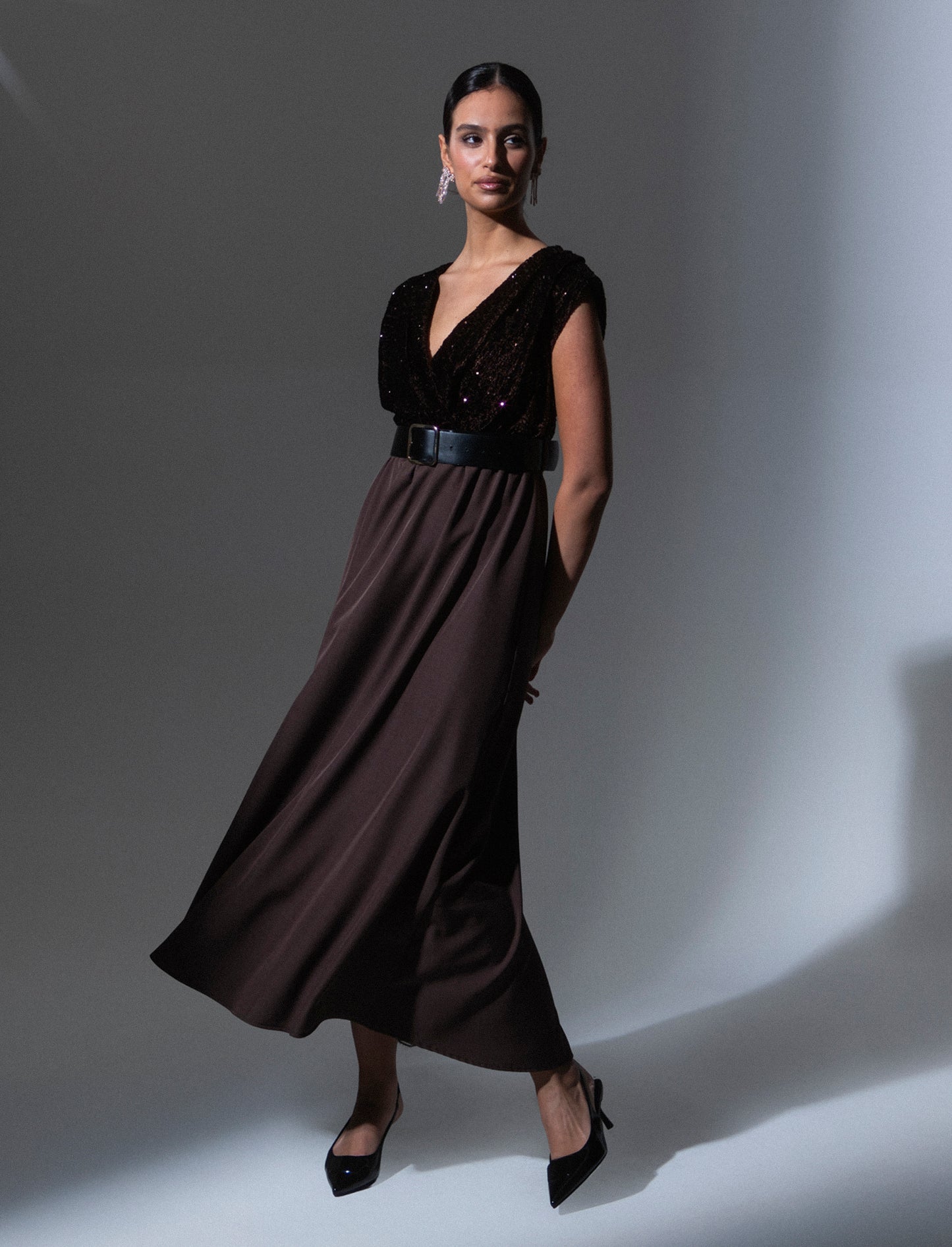 Vestito con doppio tessuto e cintura, paillettes e tessuto unito - Moro