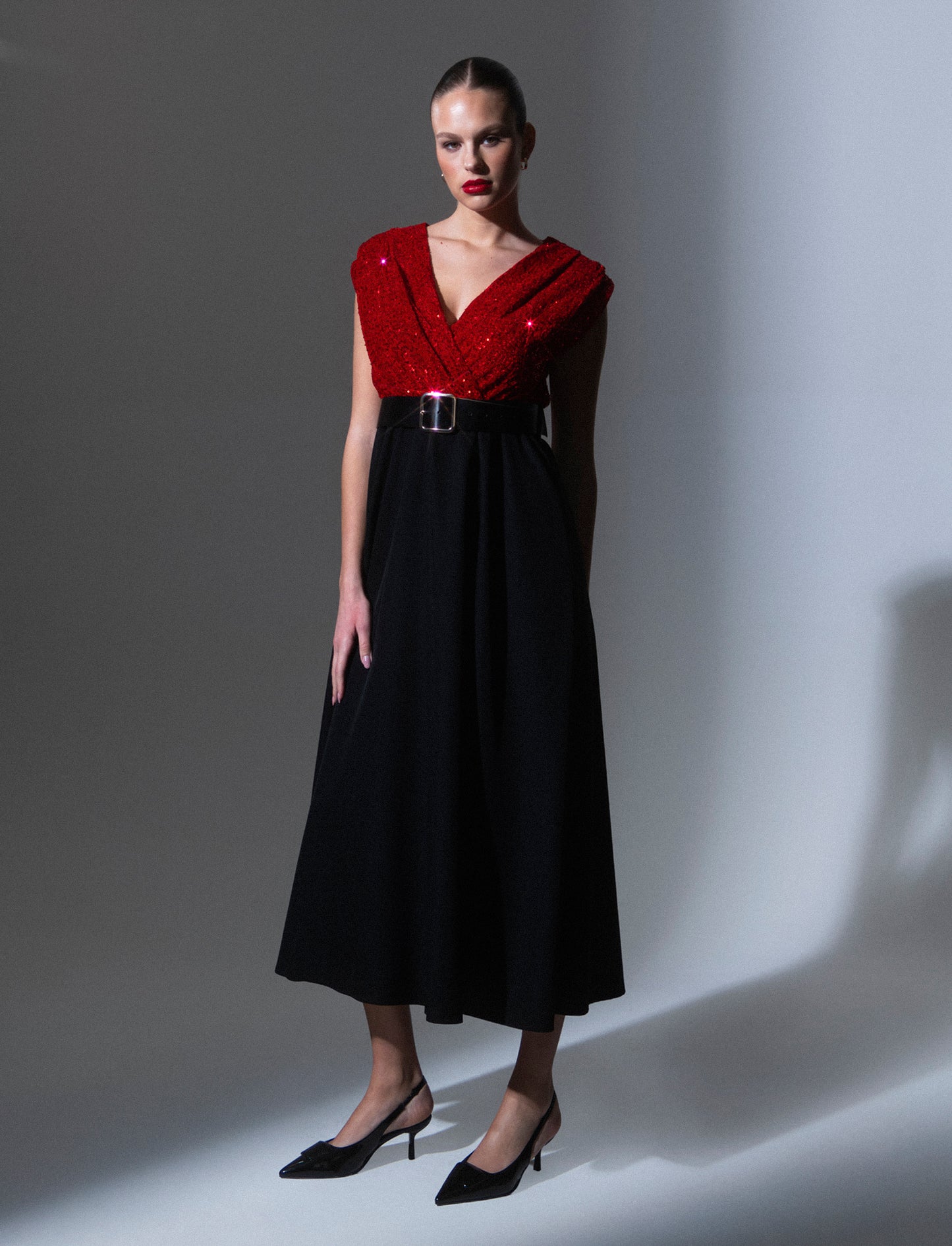 Vestito con doppio tessuto e cintura, paillettes e tessuto unito - Rosso