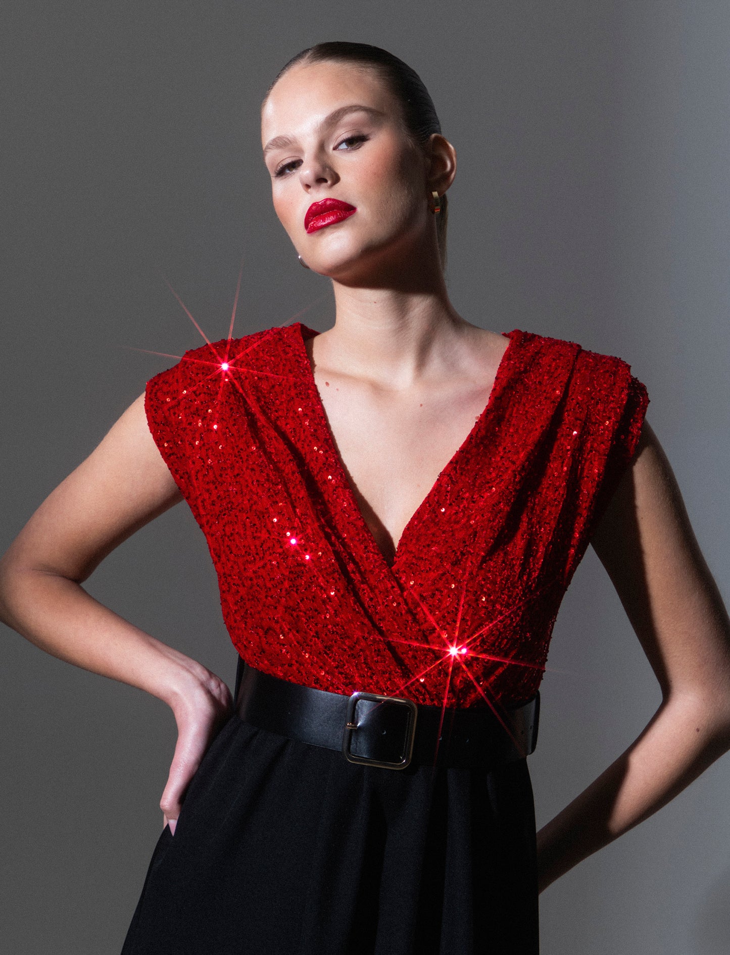 Vestito con doppio tessuto e cintura, paillettes e tessuto unito - Rosso