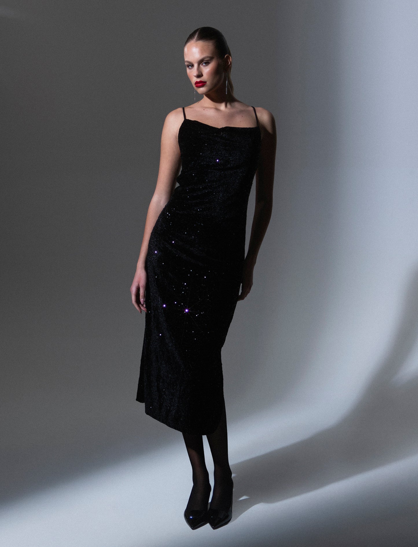 Vestito lungo in paillettes con bretelline - Nero