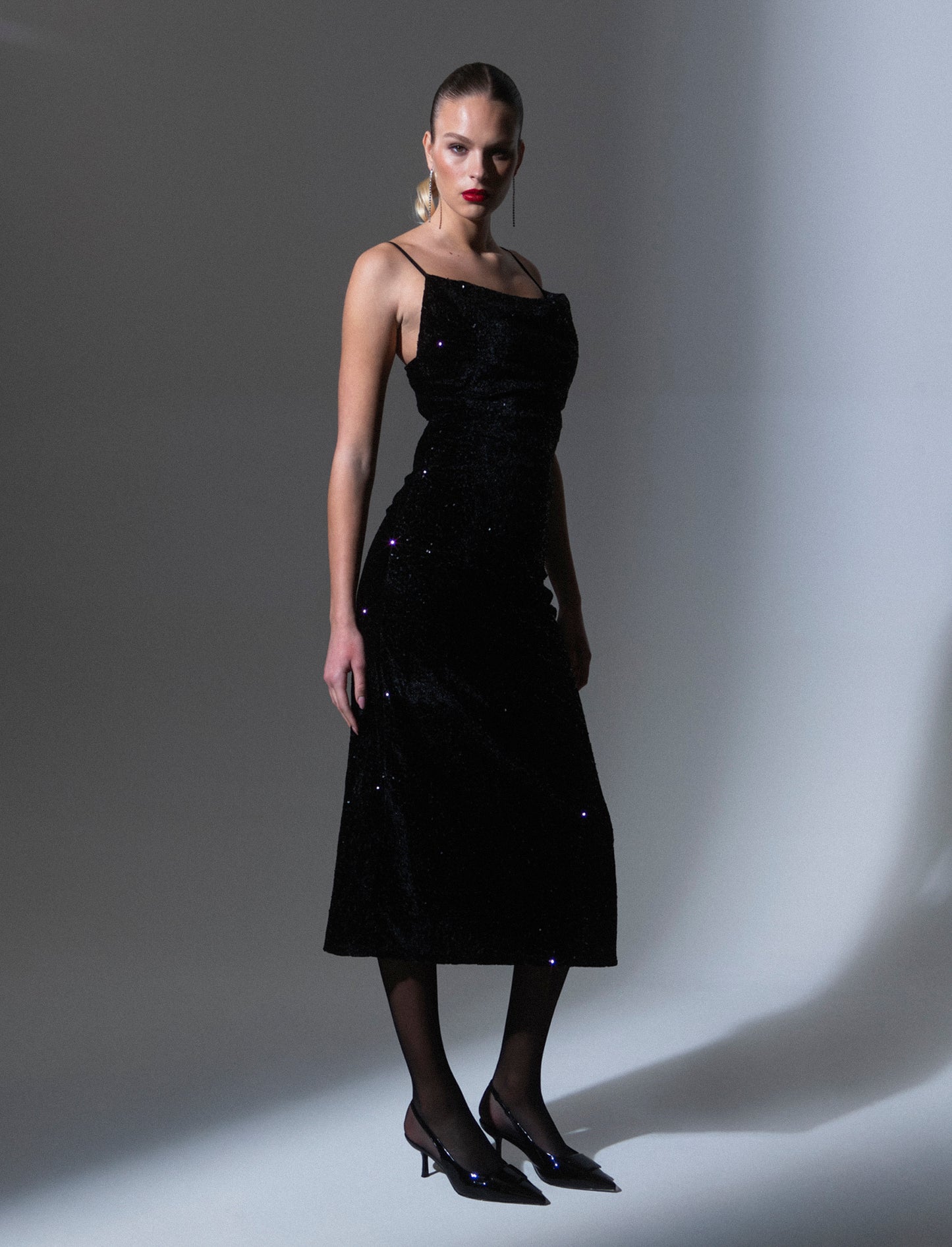 Vestito lungo in paillettes con bretelline - Nero