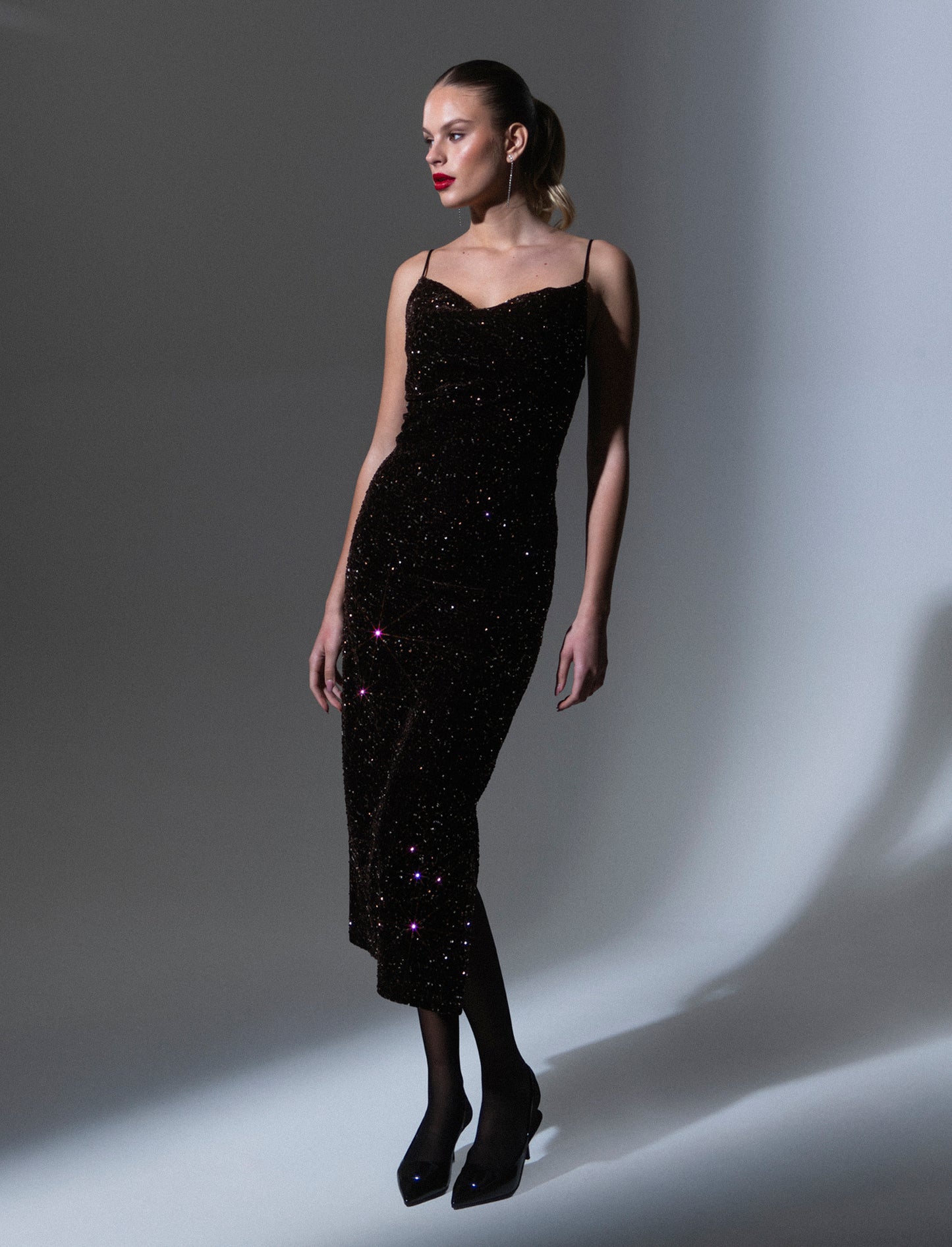 Vestito lungo in paillettes con bretelline - Moro