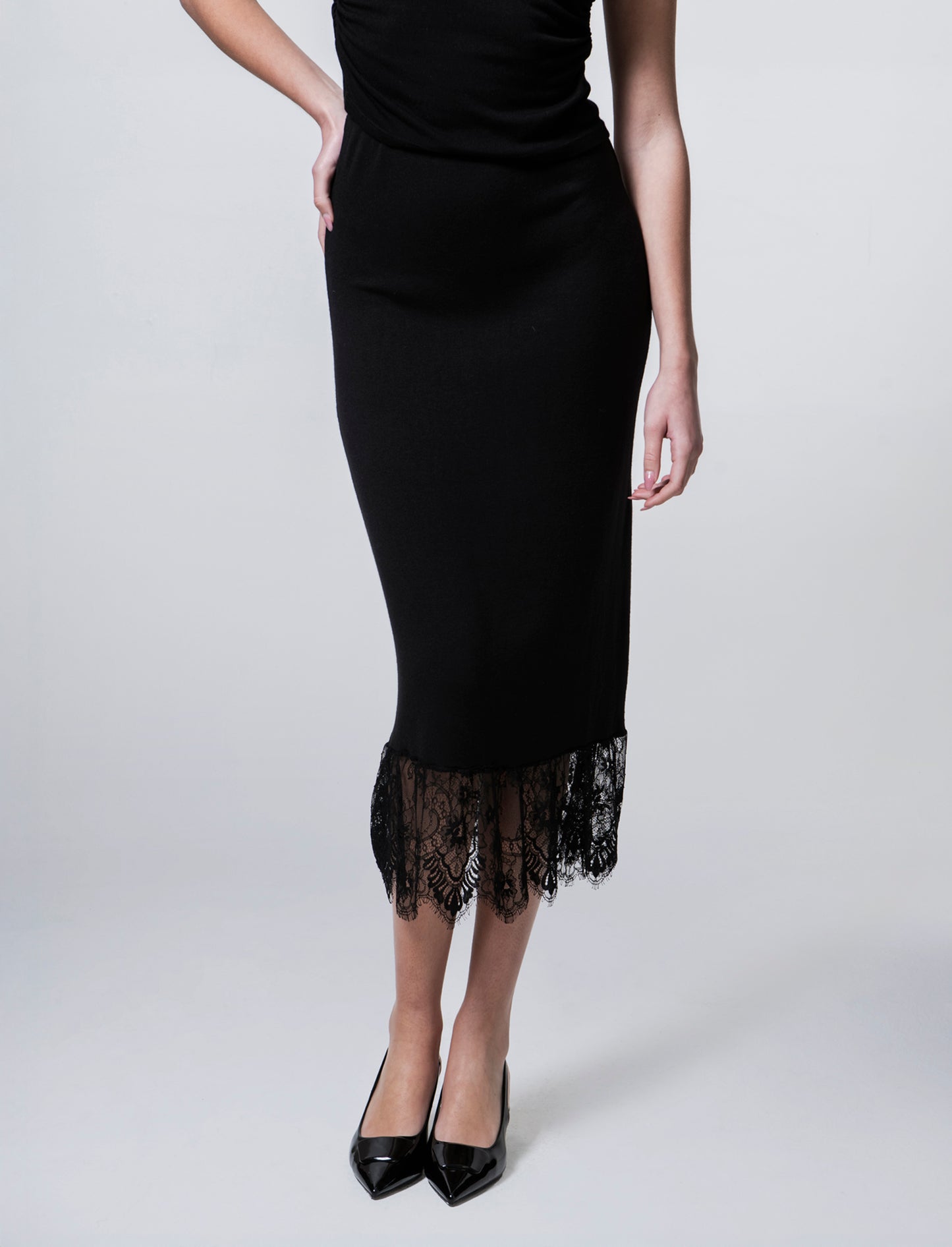 Gonna lunga in maglia con pizzo al fondo - Nero