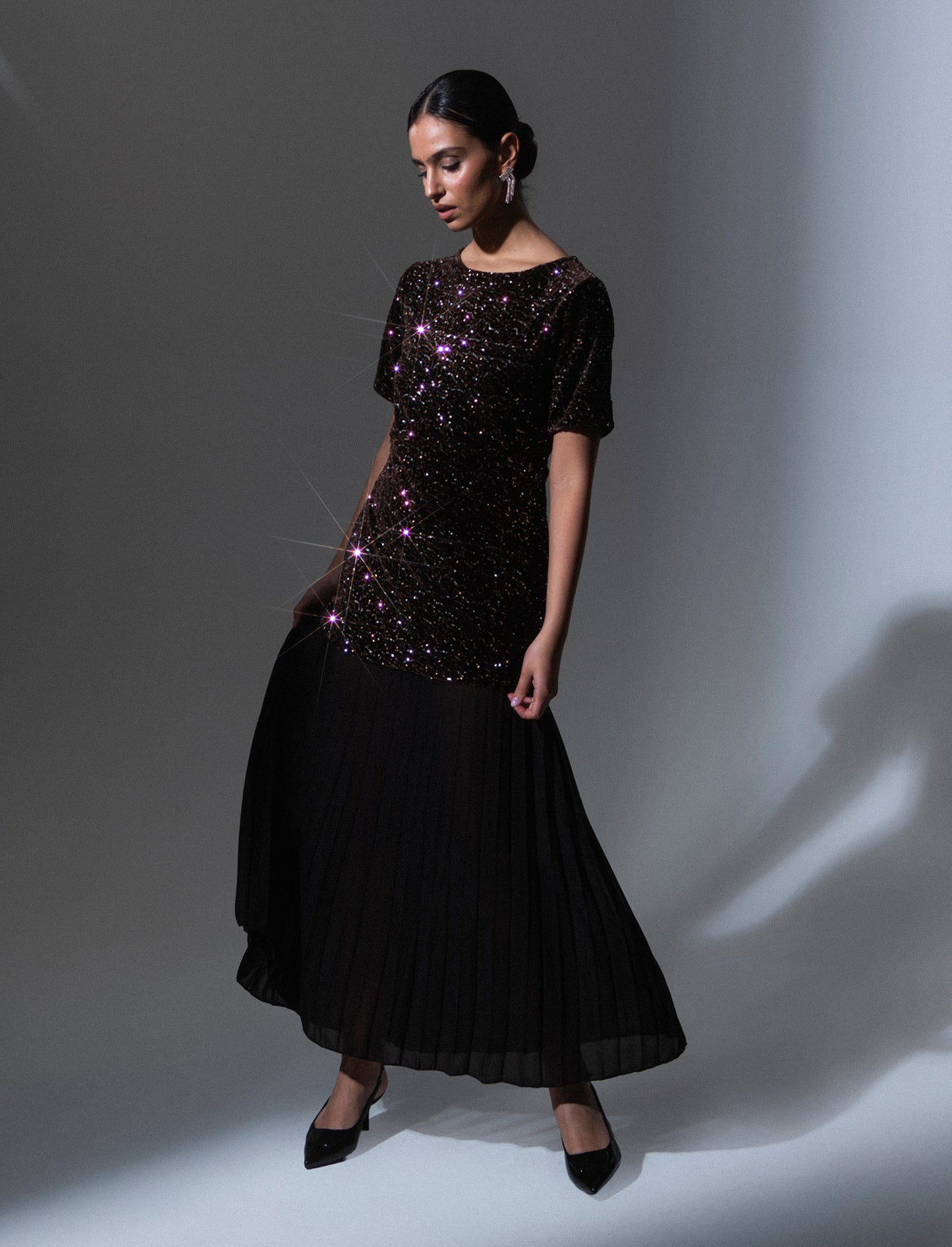 Vestito con maniche corte in paillettes e georgette plisset - Moro