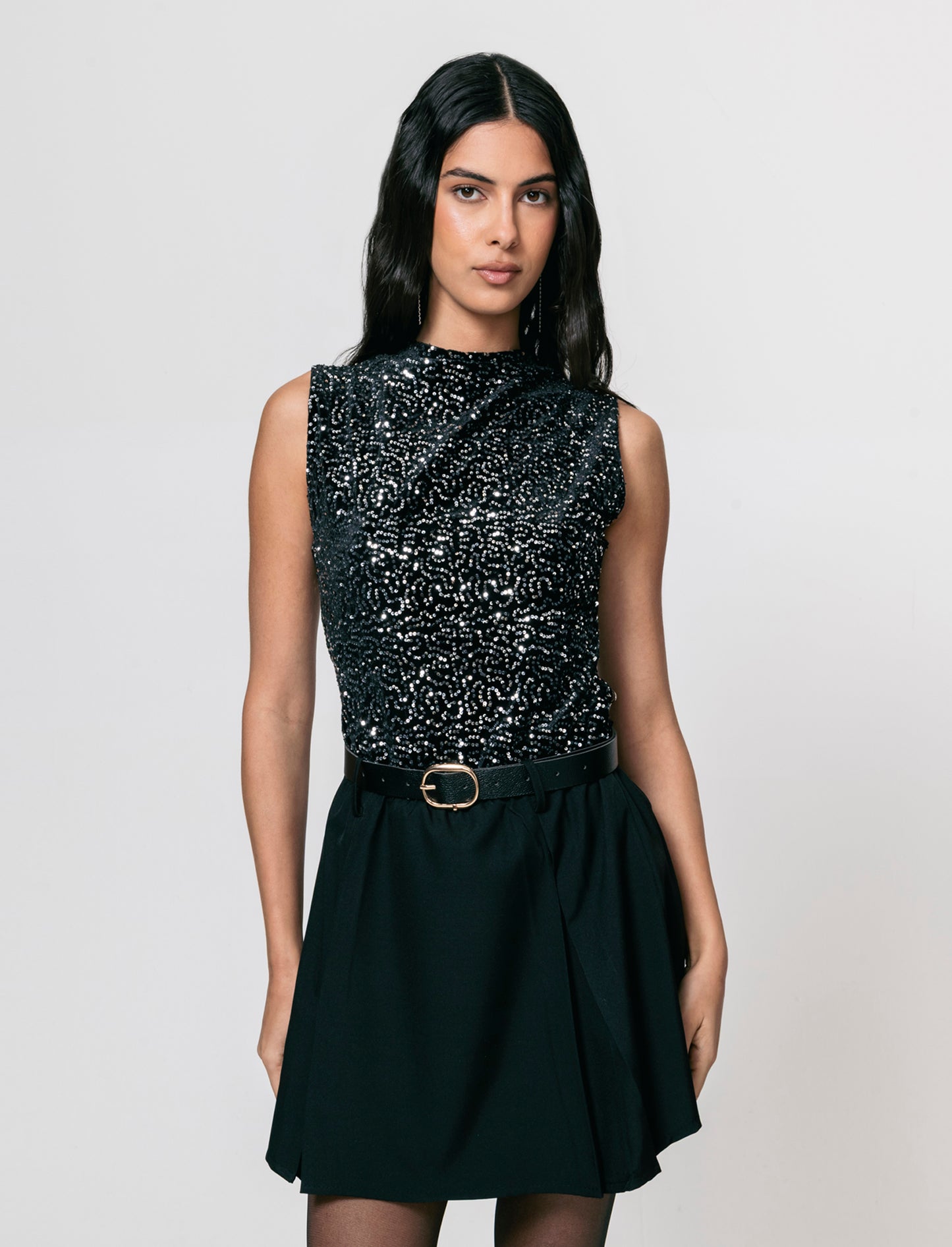 Vestito corto con cintura in doppio tessuto, paillettes e unito. - Nero-argento