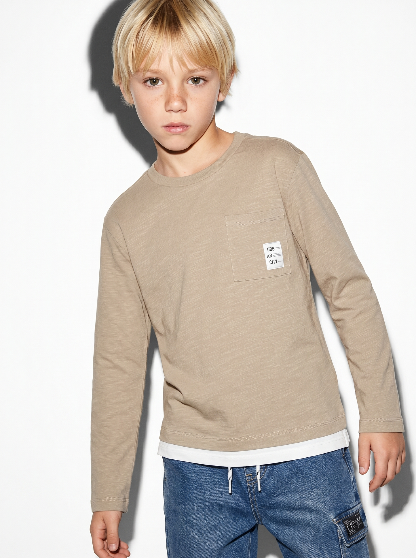 Pocket T-shirt with colorful patch - Beige