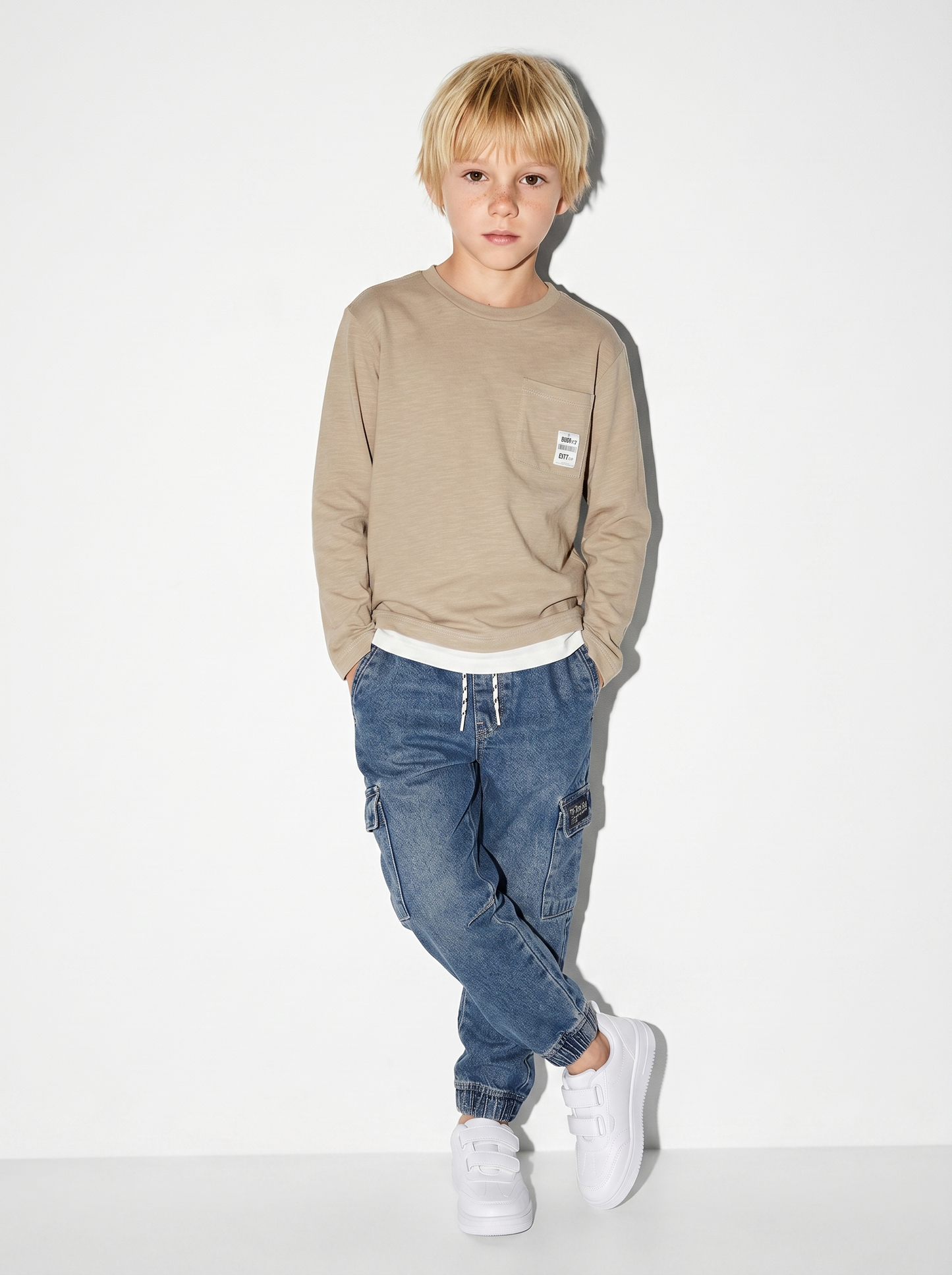 Pocket T-shirt with colorful patch - Beige