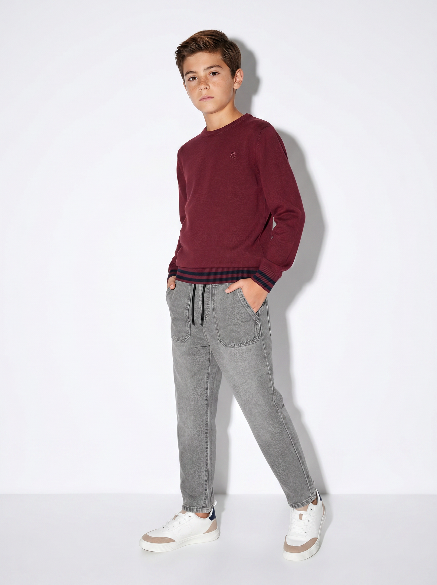 Sweater with embroidery and round neck - Red
