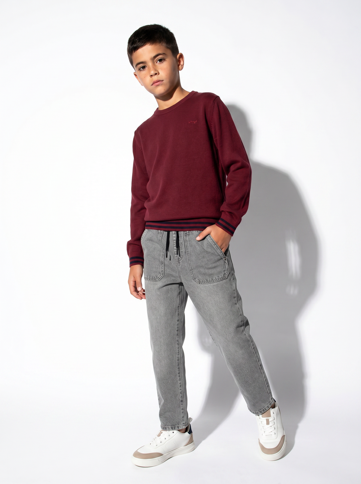Sweater with embroidery and round neck - Red