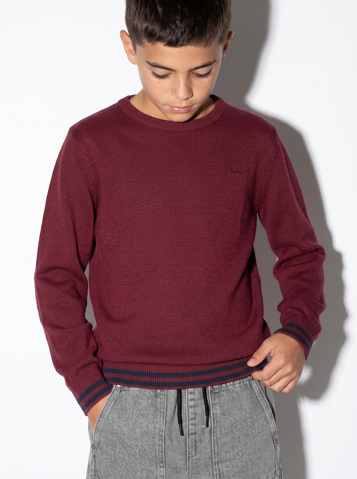 Sweater with embroidery and round neck - Red