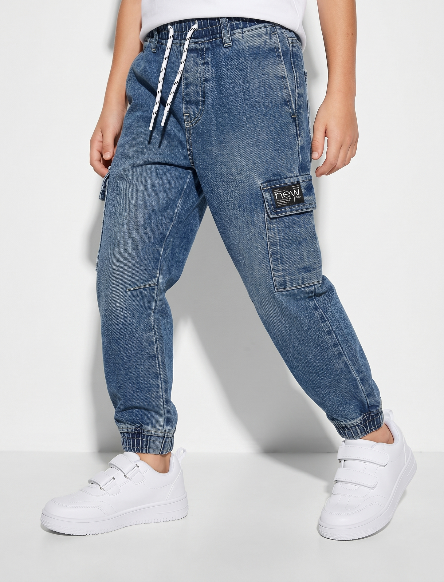 Jogging in denim con tasca laterale - Denim