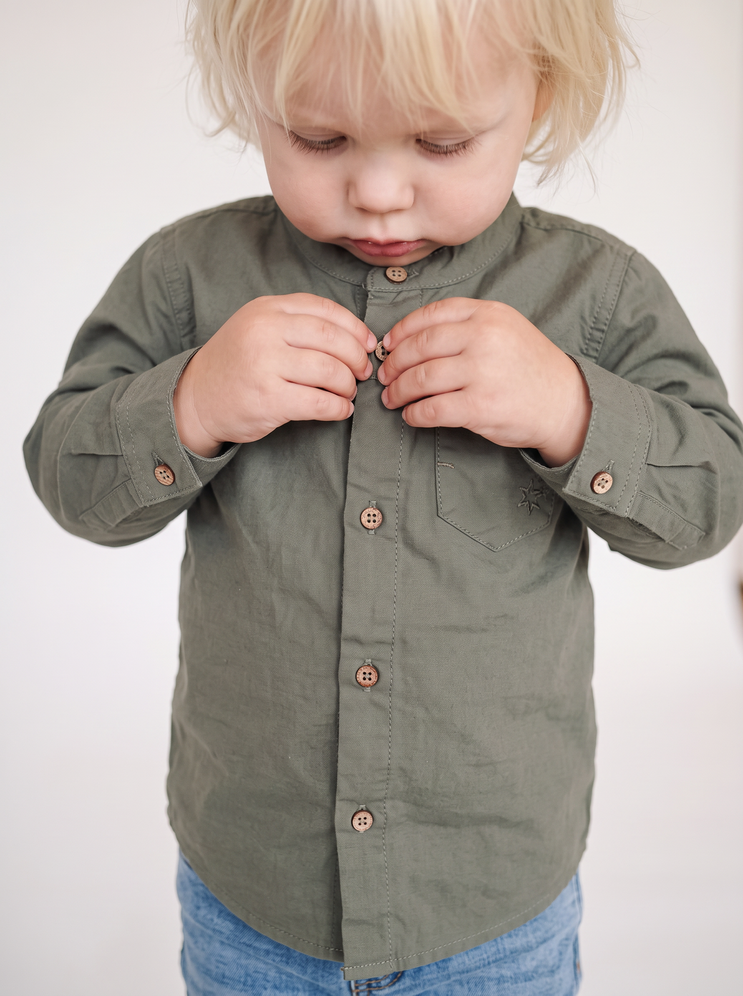 Camicia basica con taschino e ricamo - Verde militare