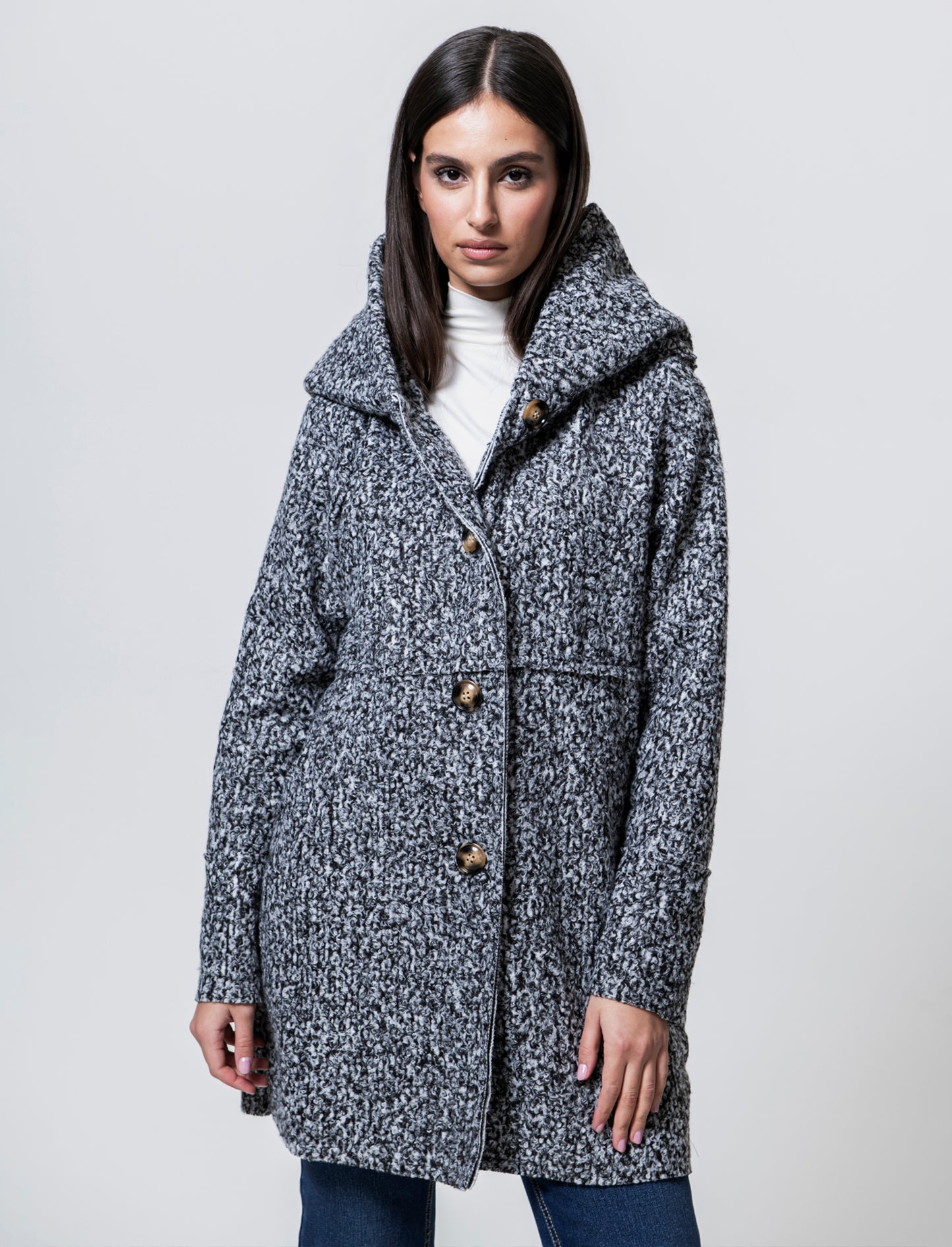 Cappotto su tessuto bouclè con cappuccio - sale/pepe