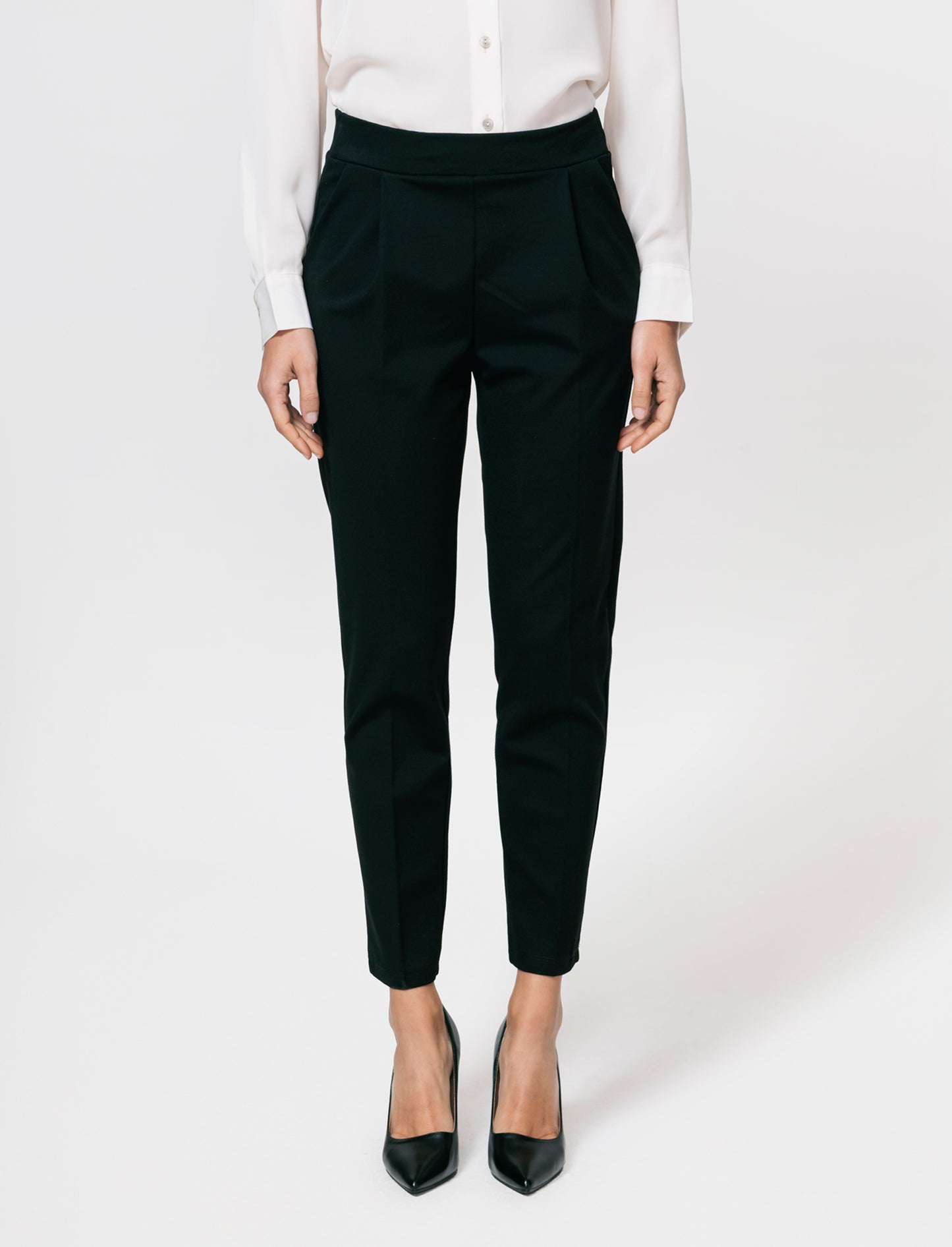 Pantalone elegante con taglio dritto, pieghe frontali e cintura rivestita - Nero