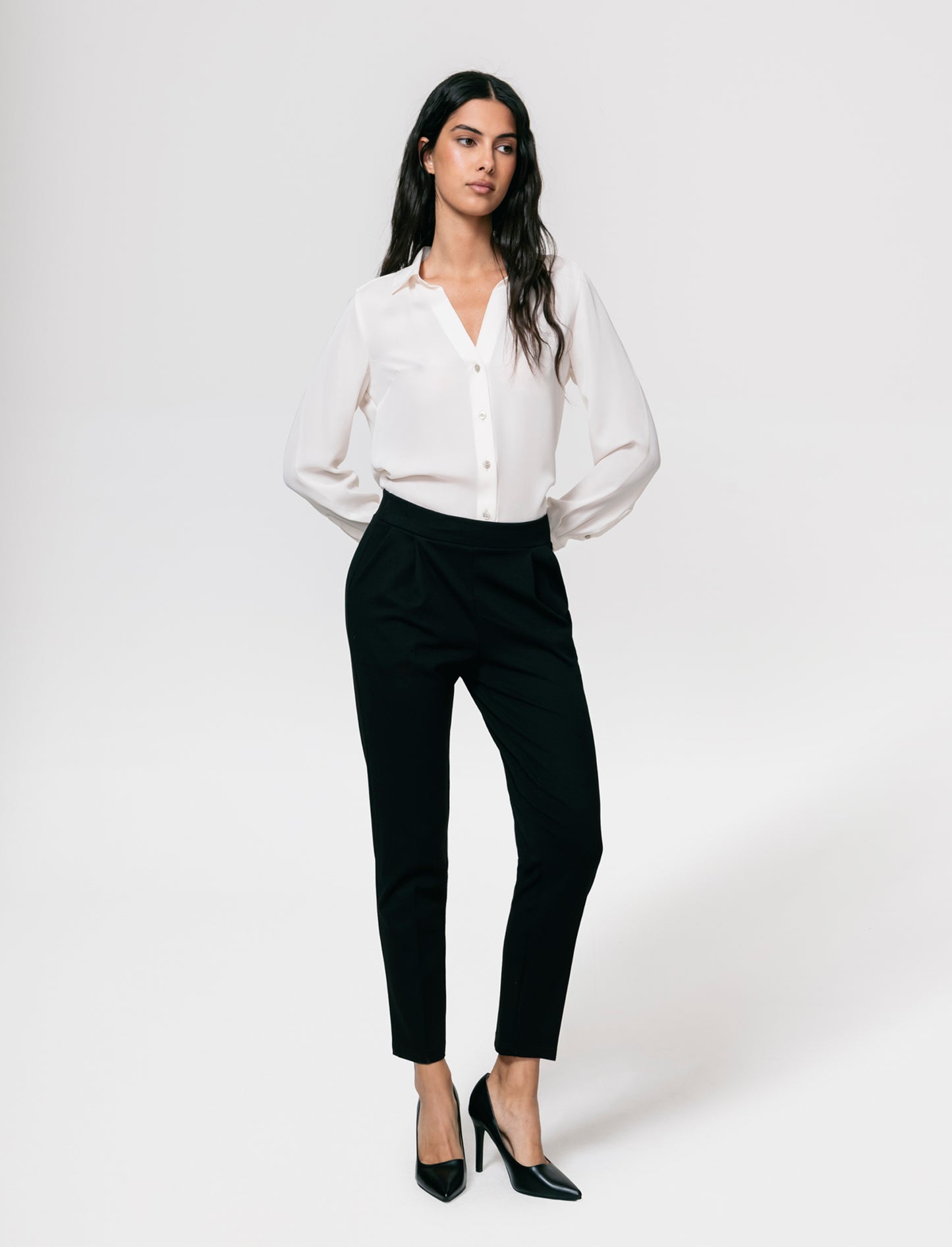 Pantalone elegante con taglio dritto, pieghe frontali e cintura rivestita - Nero