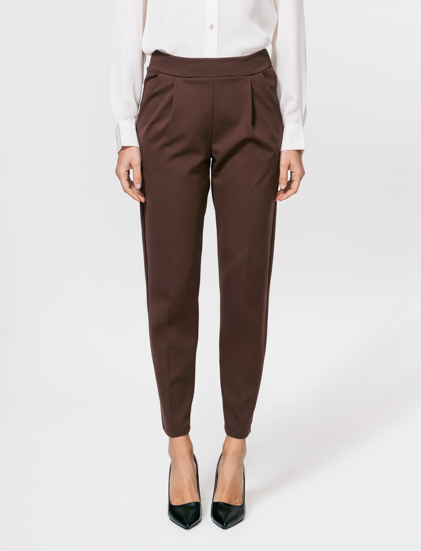 Pantalone elegante con taglio dritto, pieghe frontali e cintura rivestita - Moro