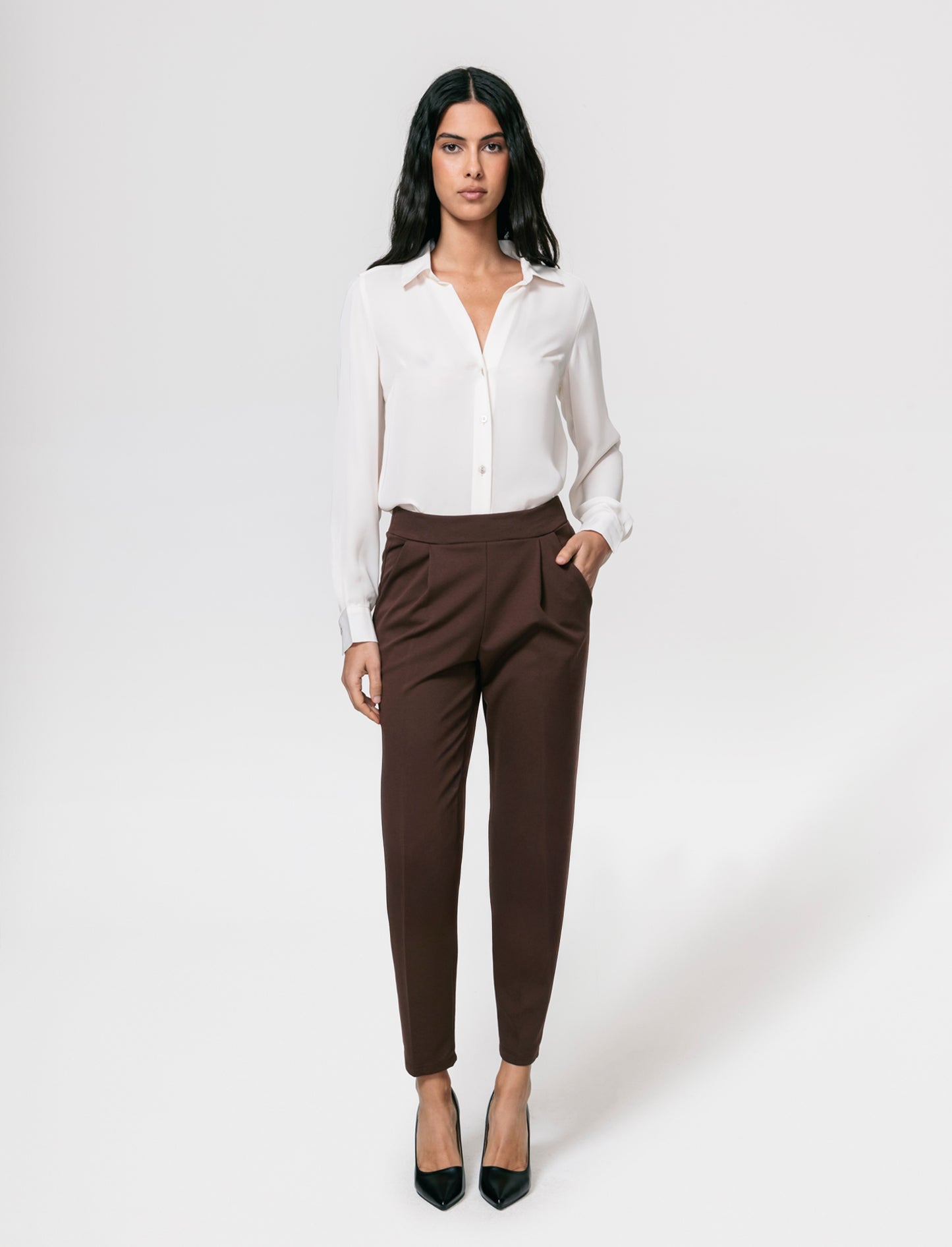 Pantalone elegante con taglio dritto, pieghe frontali e cintura rivestita - Moro
