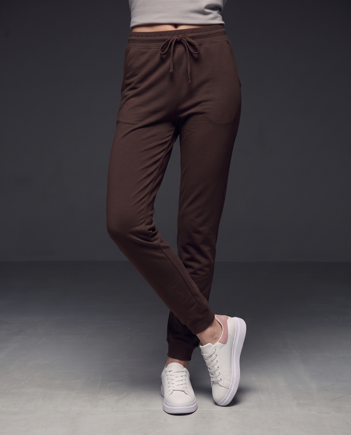 Slim Fitness Pants with Drawstring and Elastic - Brown