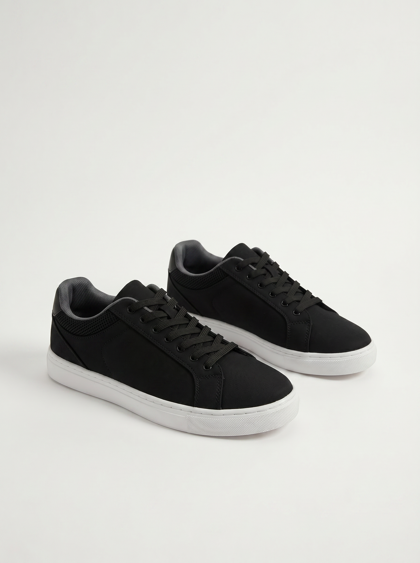 Men's sneakers with contrasting lining - Black