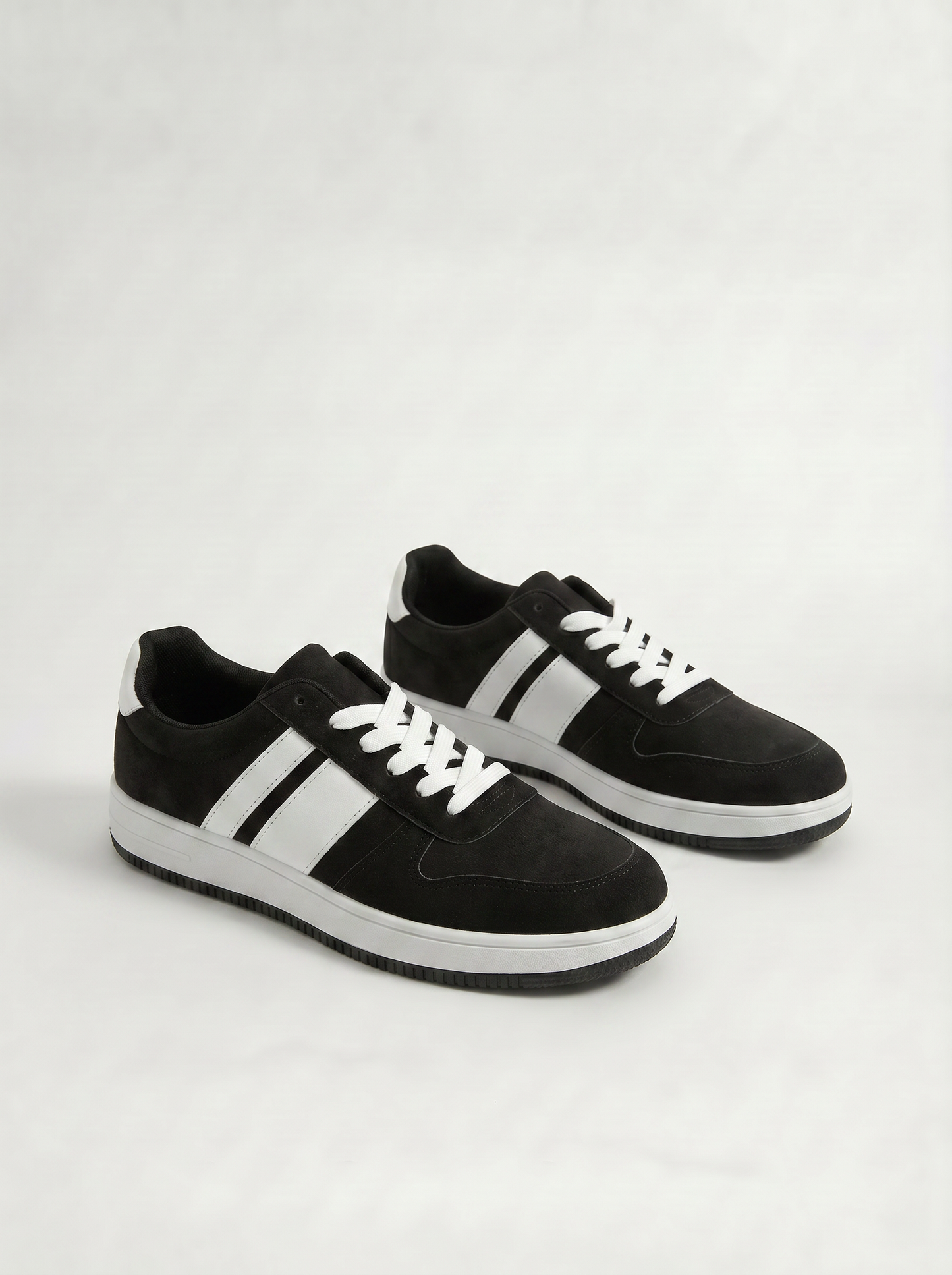 Men's sneakers with white inserts - Black