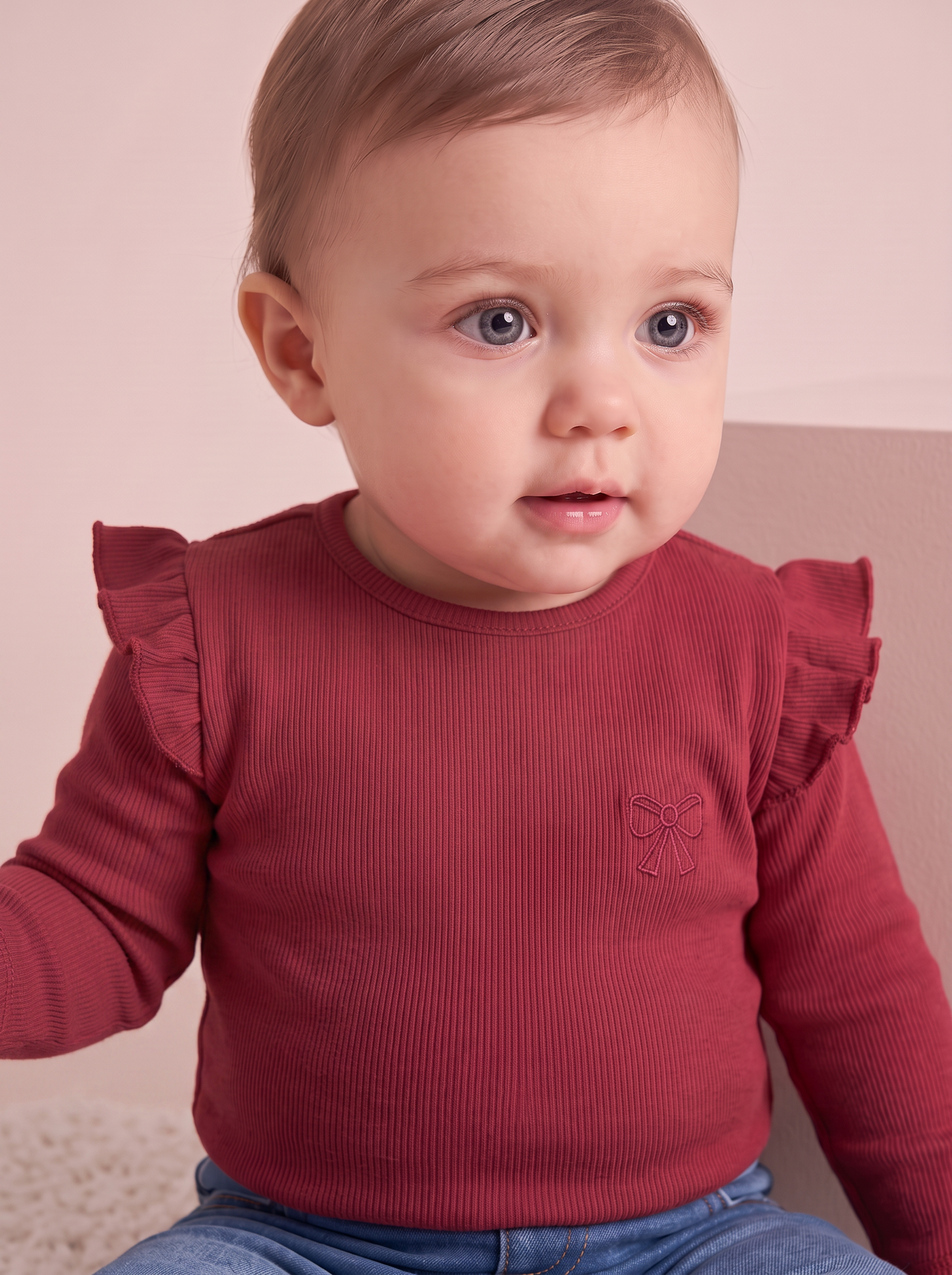 Ribbed T-shirt with elegant embroidery - Red