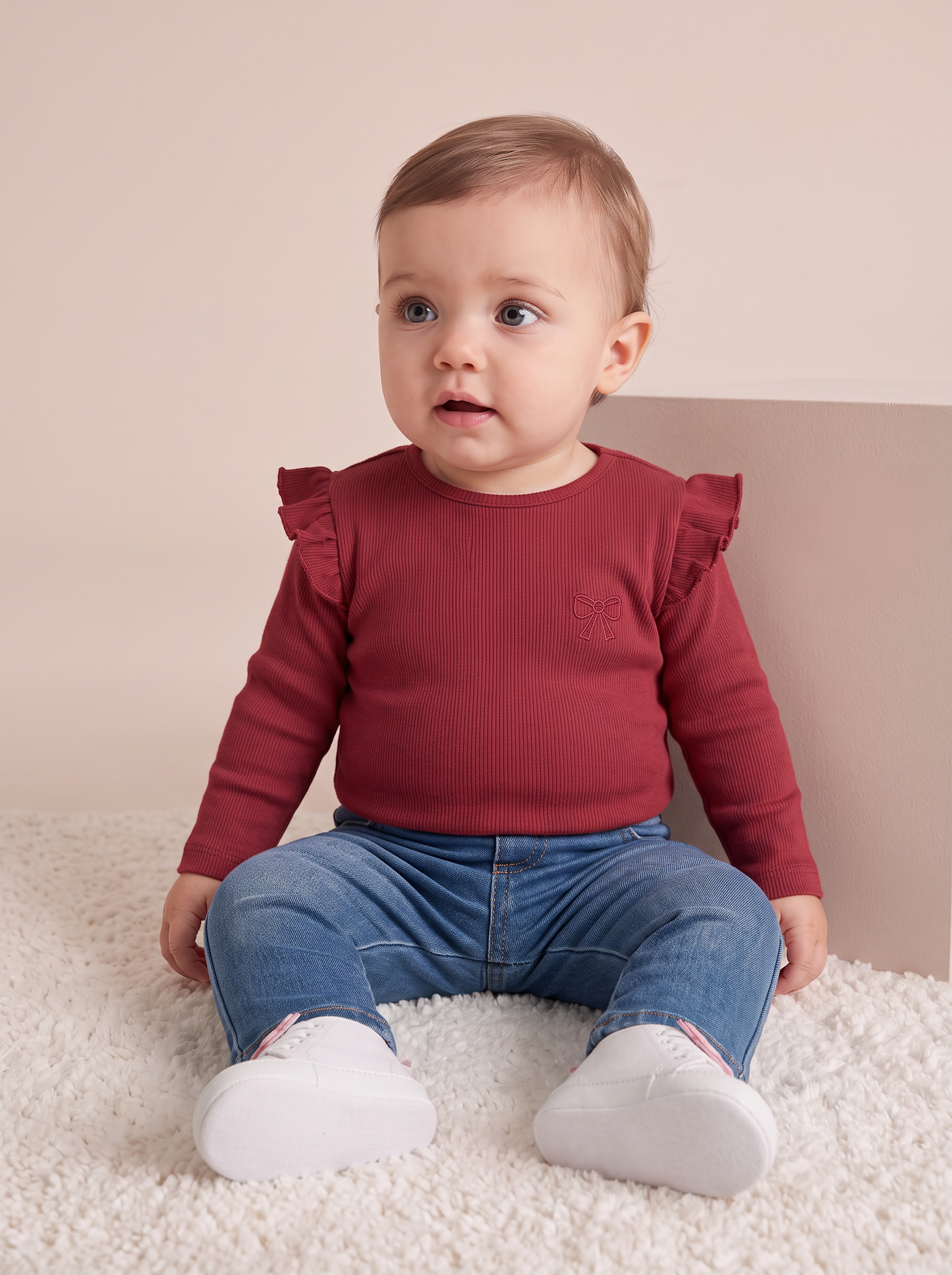 Ribbed T-shirt with elegant embroidery - Red