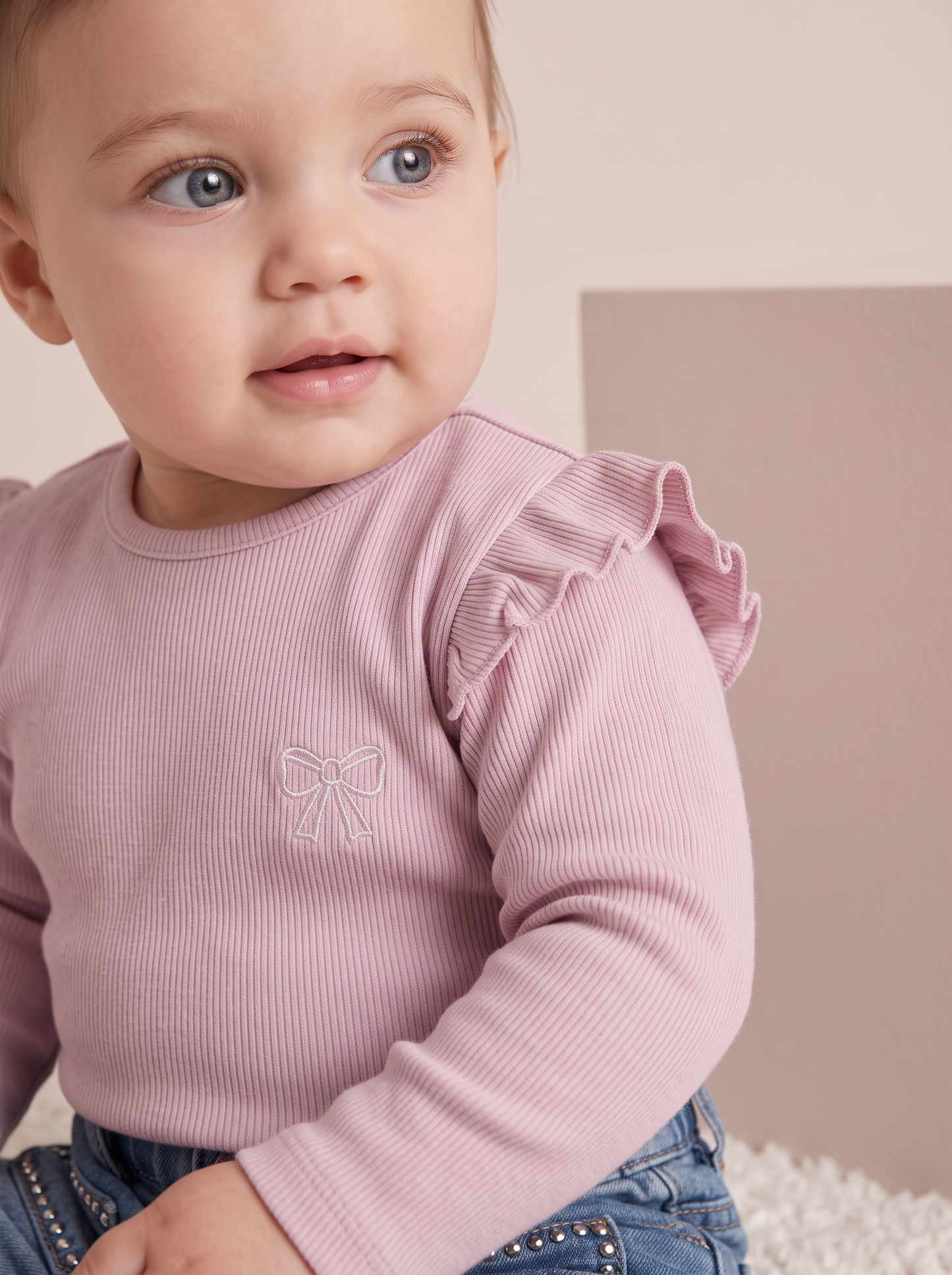 Ribbed T-shirt with elegant embroidery - Pink