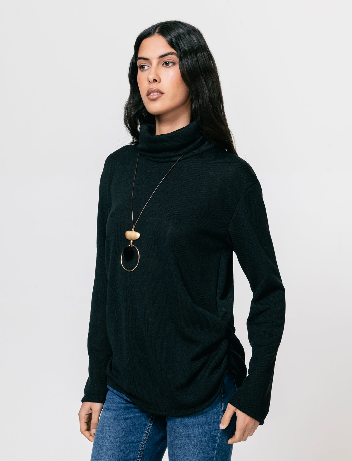Tshirt manica lunga con collo alto in tessuto pesante con collana - Nero