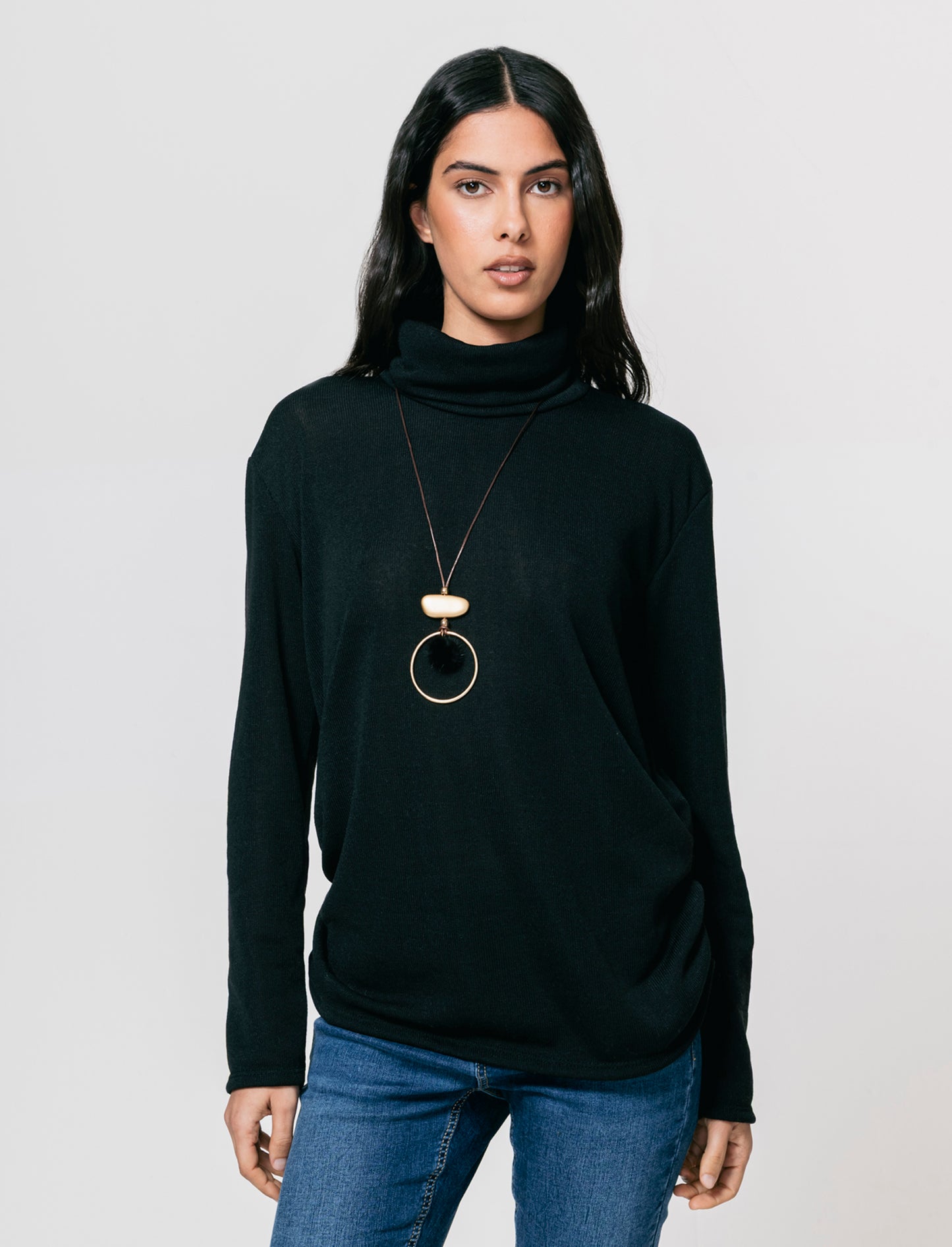 Tshirt manica lunga con collo alto in tessuto pesante con collana - Nero