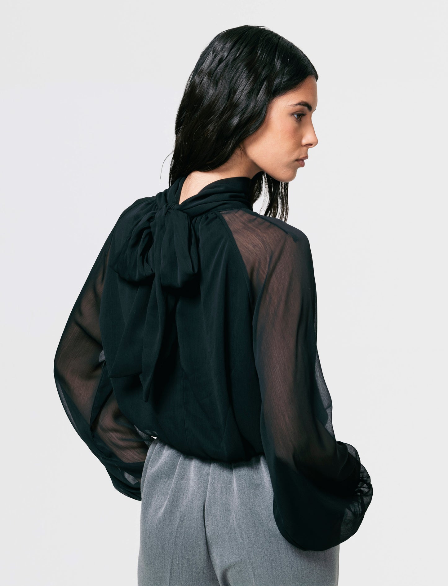 Casacca in tessuto leggero con fiocco al collo - Nero