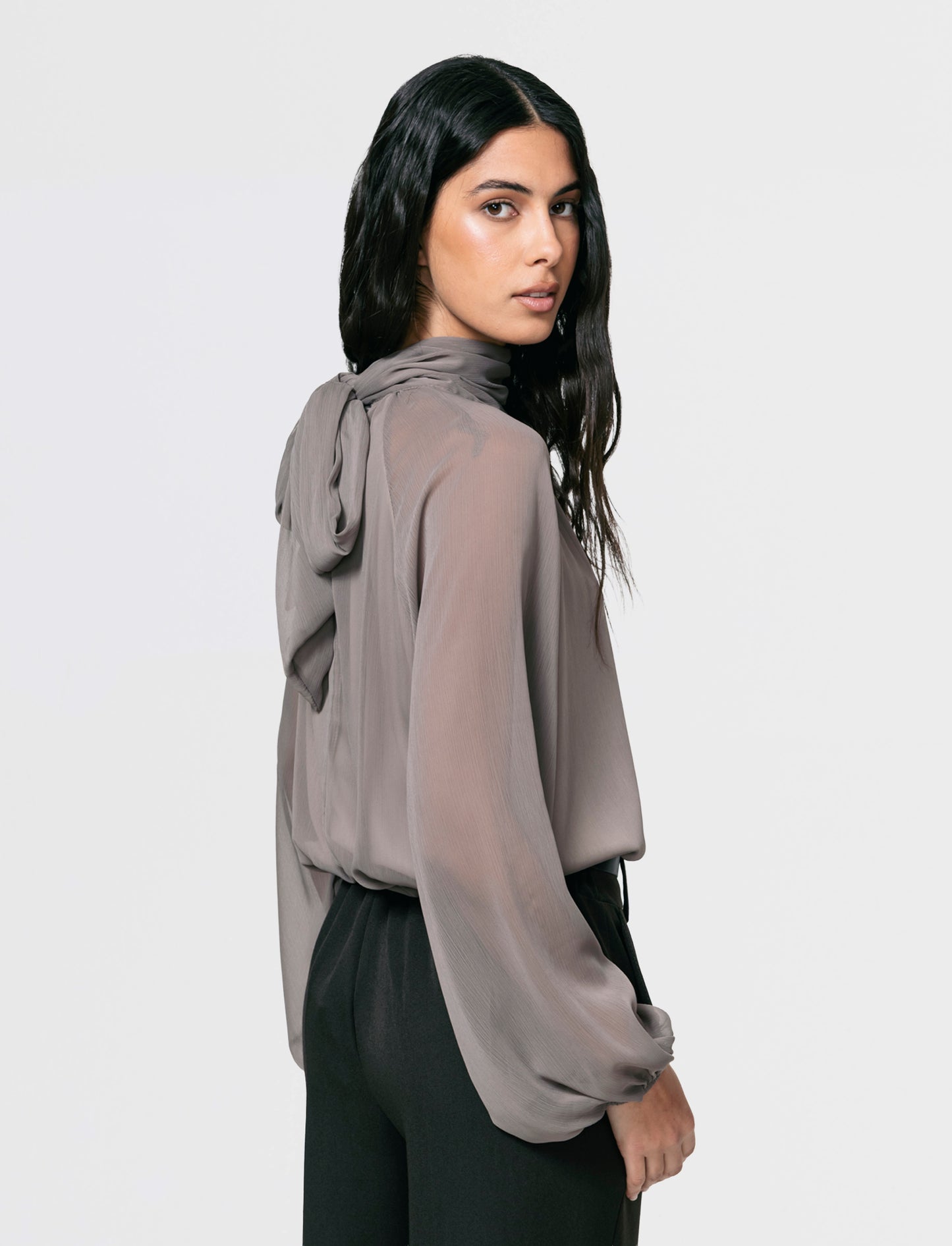Casacca in tessuto leggero con fiocco al collo - Grigio fango