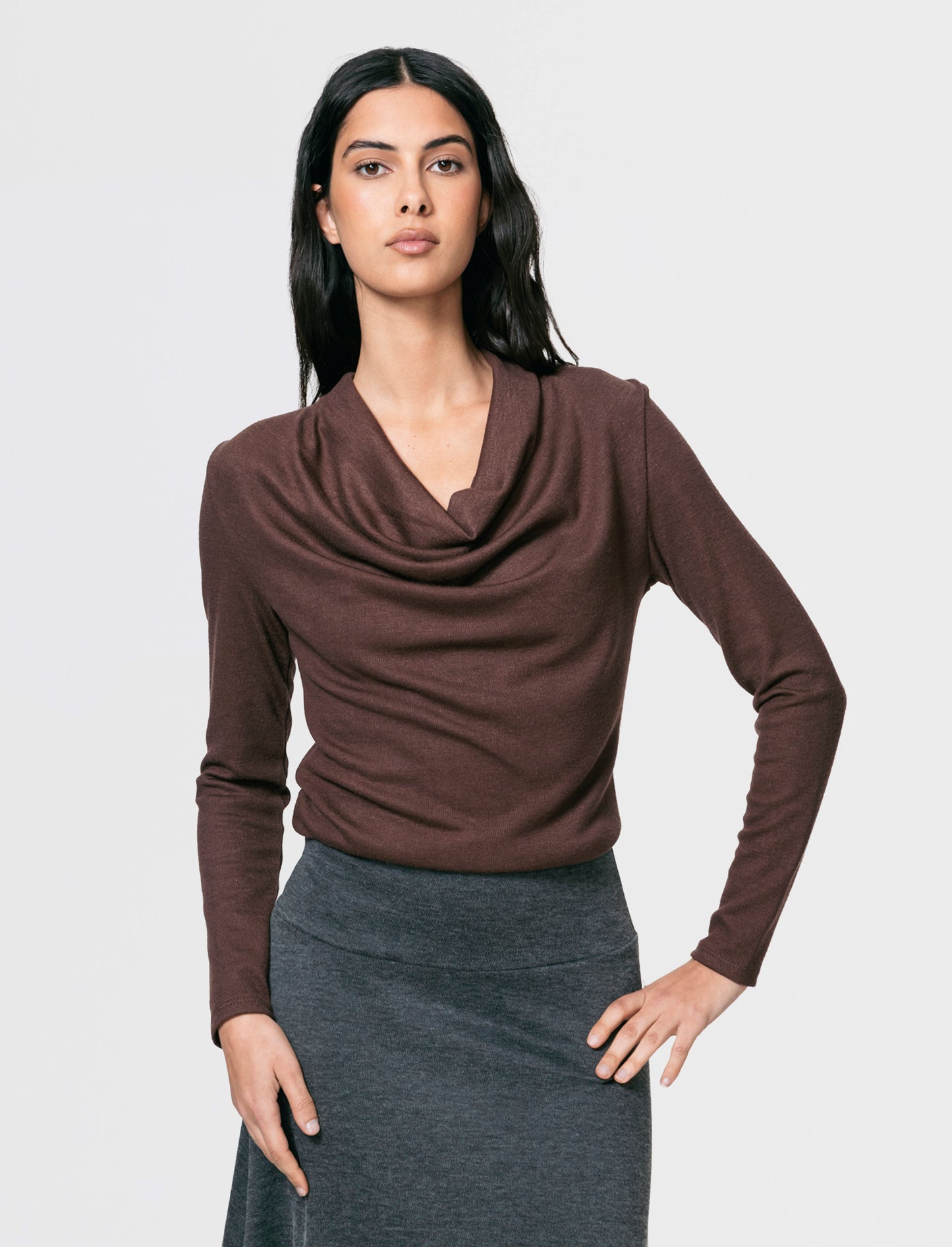 Maglia in tessuto morbido con scollo drappeggiato - Moro