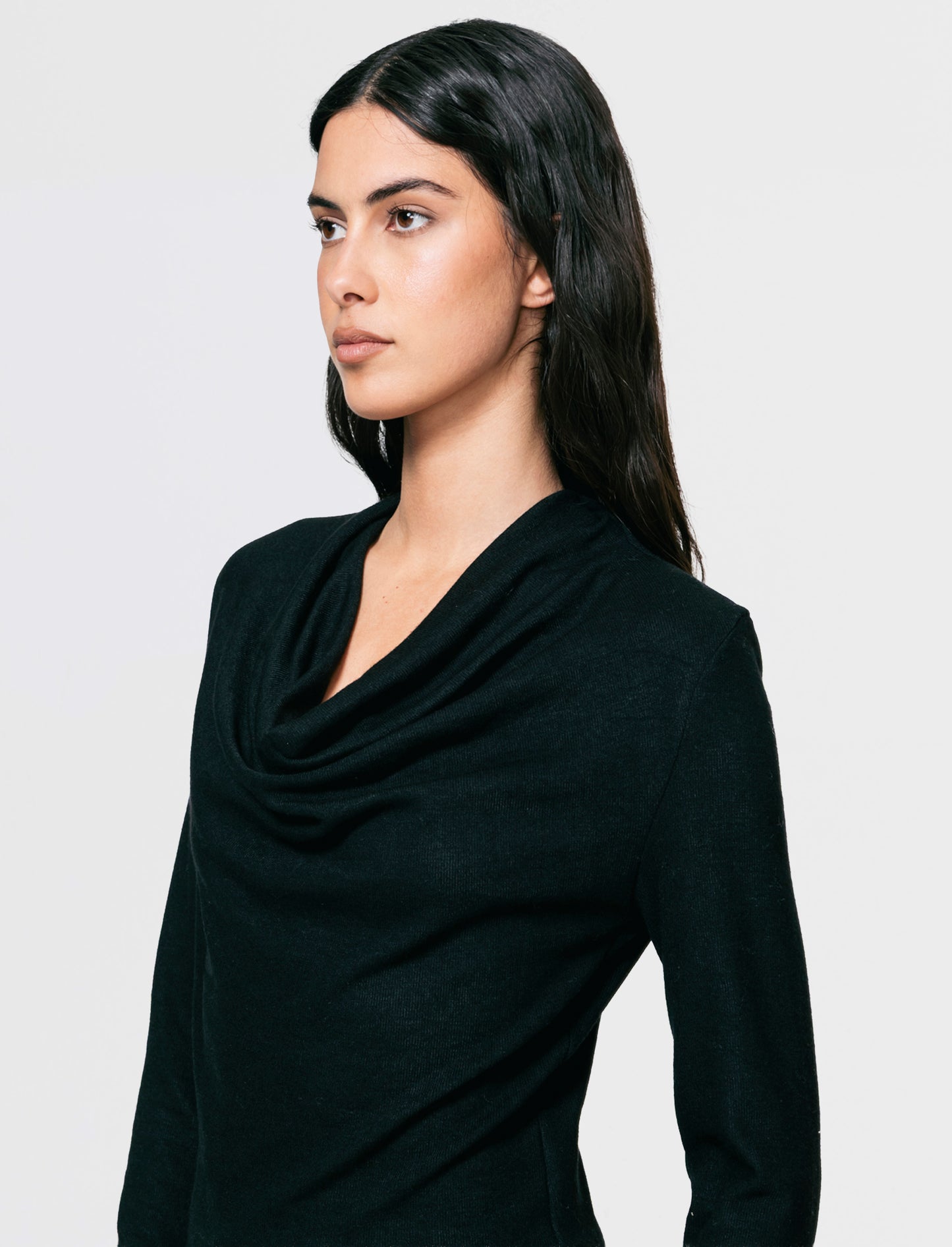 Maglia in tessuto morbido con scollo drappeggiato - Nero