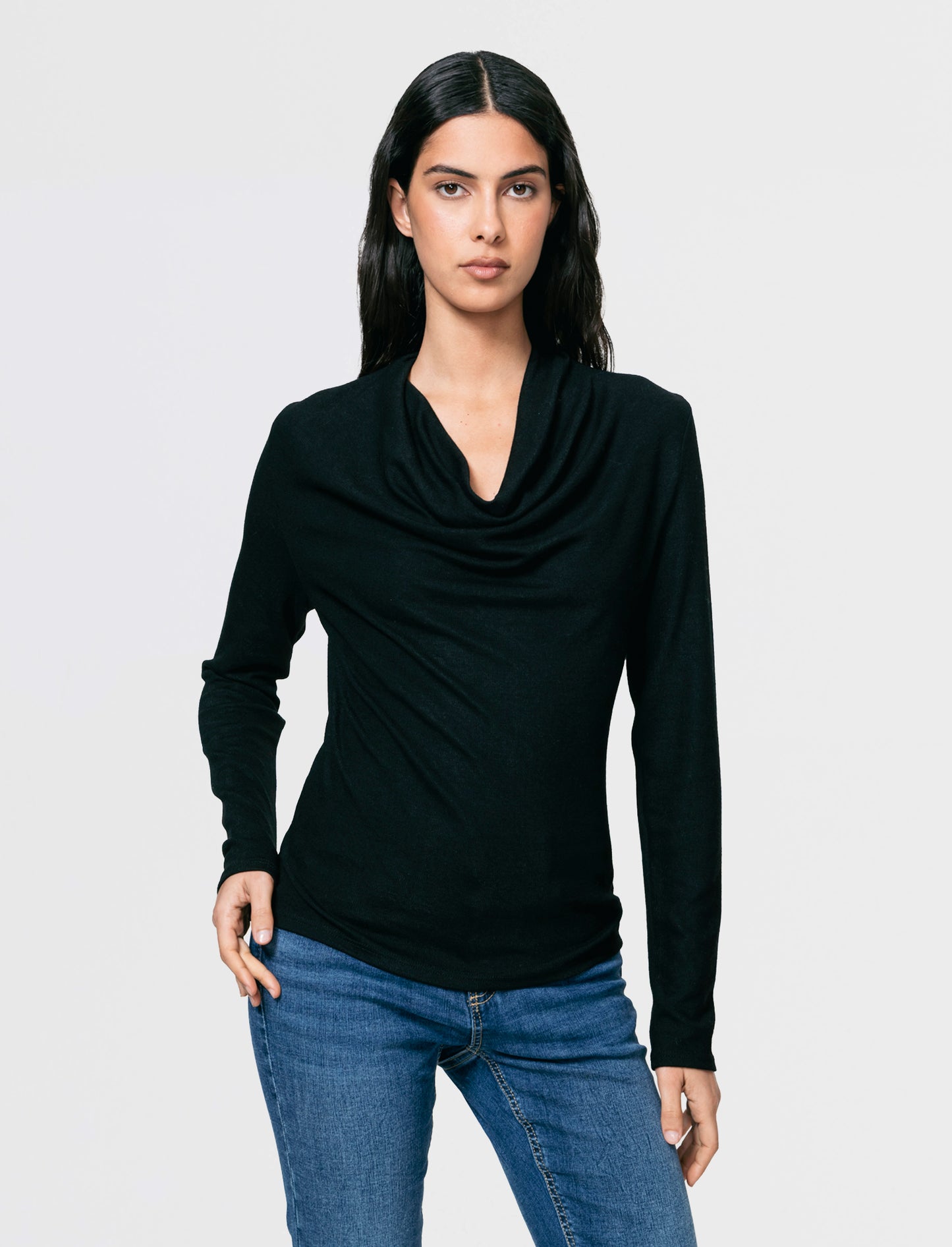Maglia in tessuto morbido con scollo drappeggiato - Nero