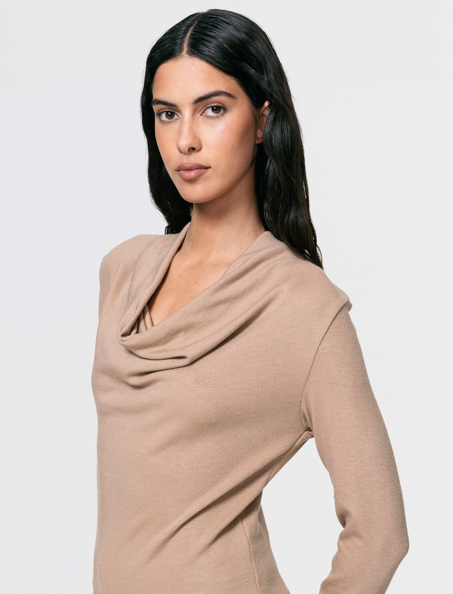 Maglia in tessuto morbido con scollo drappeggiato - Cammello
